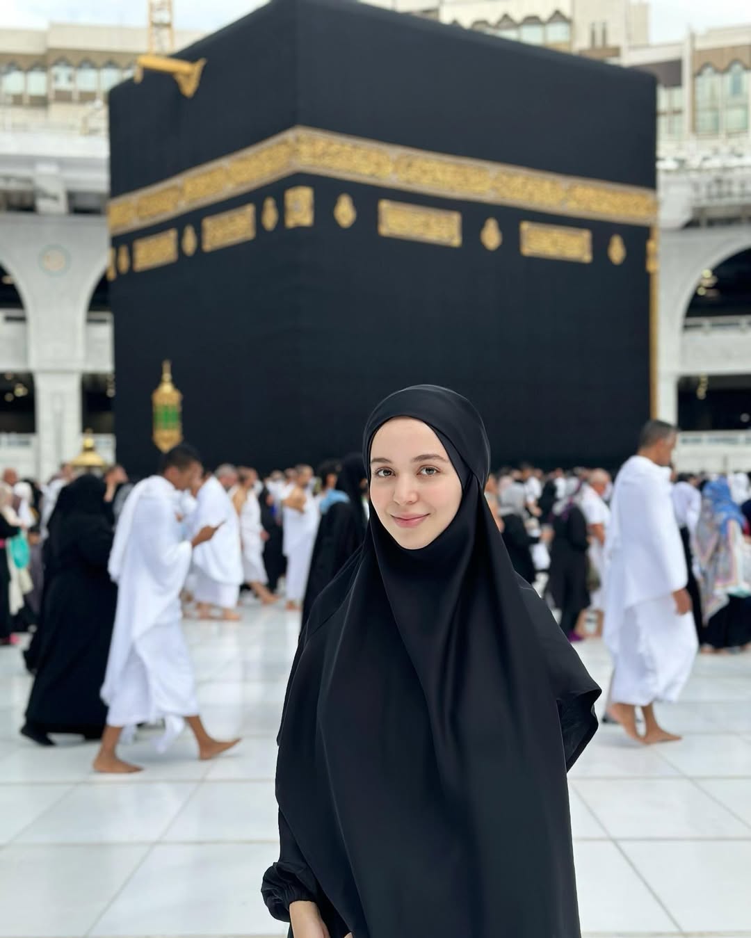 لبيك اللهم عمرة…🕋 🤲
الحمدلله رب العالمين وفقني ندير العمرة، في الأول من شهر يناير من هاد العام كانت أول حاجة غادي نشوفها هي الكعبة مع الفجر، نسيت التصوير ونسيت راسي ونسيت الماكلة ونسيت كلشي وكان لي شاغلني هي نستثمر وقتي في العبادة.. هادشي لي خلاني مهضرتش على العمرة، حتى ليوم، بعدما تلاقيت واحد السيدة ليوم في الصباح قالتلي سمعتك درتي عمرة ياريت تحكي على تجربتك وشنو حسيتي، نديرو حتى حنا بالأسباب، وتكوني انتِ سبب علاش لا.. فكرت فيها مع راسي، قلت اذا كنت سبب في واحد مشا للعمرة عندي بمثابة الدنيا ومافيها..
فقررت نعاود ليكم تجربتي باختصار، قبل عامين وأنا كل مرة كنخطط ليها مع الوالد ديالي، من نهار شفت الكعبة في الحجر الصحي كيفاش ولات خاوية، وأنا في قلبي في كل دعوة كندعي ربي يكتبها.. كل مرة كنأجلوها، كل مرة كيجي سبب كيلغيها. من 2021 ل 2022، وكنت قررت ونويت أن هاداك العام غادي ندير المستحيل، نمشي ليها انا والوالد ديالي.. الشهور ماحسيناش بيهم، حتى غمضنا عينينا وحليناها لقينا ديسمبر جا، قلت لبابا، صافي شنو ماطرا، ماغادي نرتاح حتى نكون مشيت للعمرة هاد العام، والقرار خديتو في الاسبوع الاخير من لعام لي فات، كملت الإجراءات في اربع ايام، وتوكلت على الله، شدينا الطيارة في 31 ديسمبر، وفي الأول من يناير كنت تما في الكعبة، بديت الاحرام في الطائرة مع الميقات - فاش كيبدا الميقات، خاص المحرم يبدا يقول، لبيك اللهم عمرة، لبيك اللهم لبيك لبيك لا شريك لك لبيك ان الحمد والنعمة لك والملك لا شريك لك- يقولها طول الوقت حتى يوصل للكعبة ويوقف، وفاش كتكون لبستي لباس الاحرام ماخاصكش تقيس الطيب ولا العطور، فدرت فبالي أنه حتى الصابون منستعملوش، الا لي مفيهش العطر. الحمدلله مع وصلت مع المعتمرين، مشينا ديريكت درنا الطواف- سبع أشواط، وصلينا في مقام سيدنا ابراهيم، وشربنا ماء زمزم ودرنا السعي بدينا من الصفا وختمنا في المروة - حتى هي سبع أشواط، ورجعت للدار قطعت شوية من شعري، وختمت العمرة. (عطيتكم هاد التفاصيل غير باش لي ماعارفش كيفاش كتكون العمرة، بسطتها باش تاخدو فكرة) والوقت لي كملت فيه العمرة دوزتو في الكعبة والذكر وقراءة القرآن.. وللمعلومة صلاة في المسجد الحرام حول الكعبة تعادل مائة ألف صلاة .. يعني حتى حاجة في الكون ما تكون بالمكانة ديال الكعبة.. فقررت نصبر على أي حاجة، وندير في بالي أن بيت الله ماكيتقارنش بأي موضع أخر، هاكدا نويتها، وجددت النية في كل مرة، وربي يسر وسهل شي حاجات، لي سبحان الله كلما كنتفكرهم كيتشوك لحمي..
نكمل ليكم في منشور اخر… الانستغرام هذا هو حدو في لكتابة🤭
#مكة #mecca