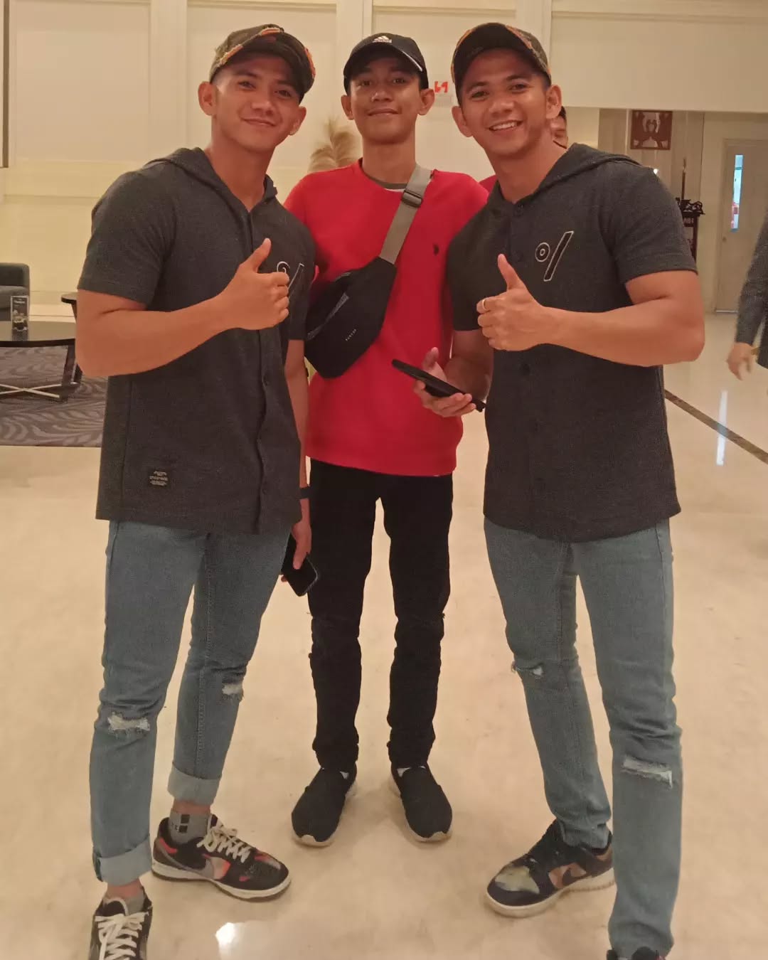 Trio Bertopi 🤠
Mengabadikan pertemuan ke 2 di kota yang sama (JAMBI) Sukses selalu untuk kita bersama 🤲🏻🙏🏻 amin...