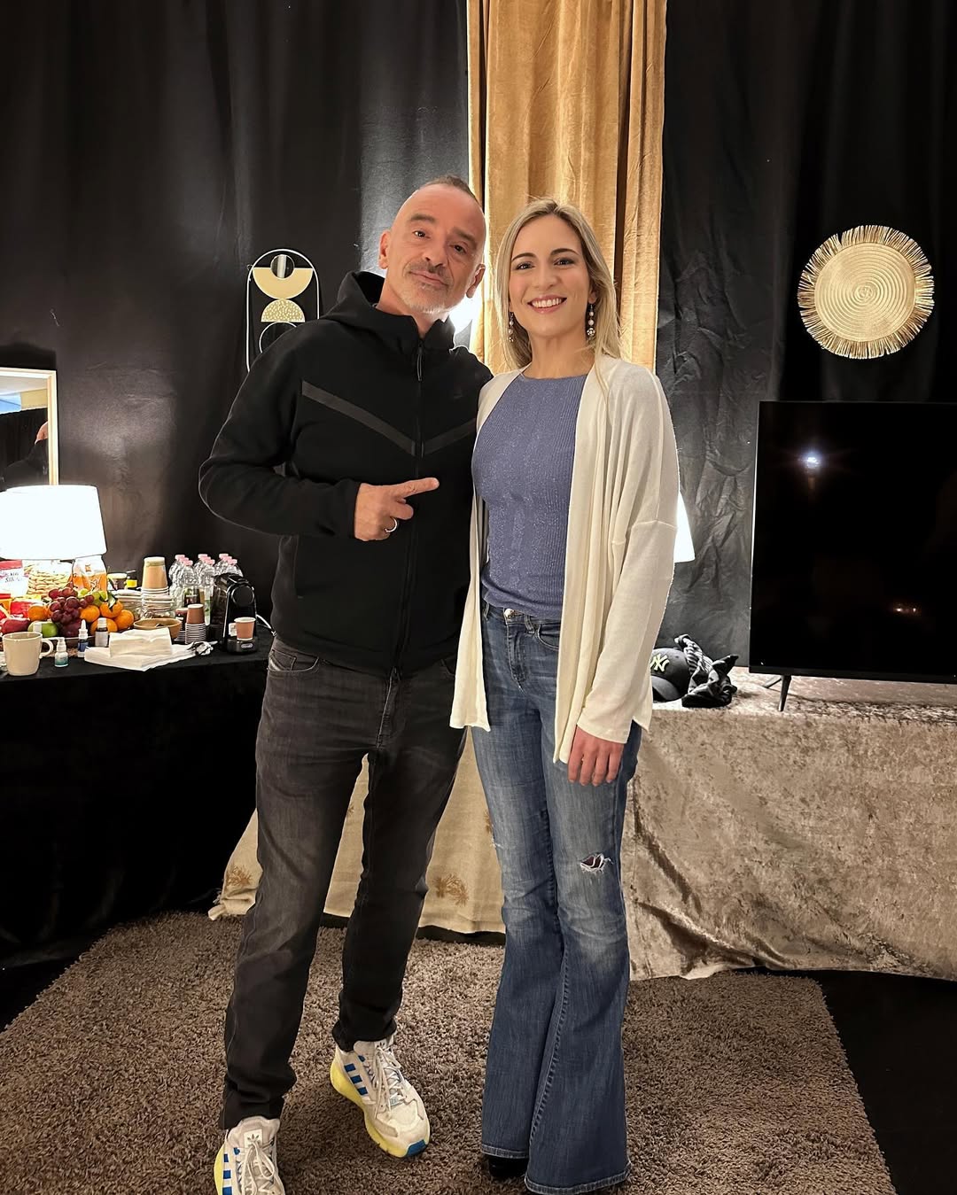 Grazie @ramazzotti_eros per avermi invitata al tuo concerto 🤩🙏🏻❤️
⠀⠀⠀⠀⠀⠀⠀⠀⠀⠀⠀⠀
Non sai quanto ero emozionata quando mi hai scritto. Essere notata e riconosciuta da un artista come te è un avvenimento speciale.
⠀⠀⠀⠀⠀⠀⠀⠀⠀⠀⠀⠀
Grazie perché questo è stato più di un invito per me. È stato un segno che sto percorrendo la strada giusta e che non bisogna mai smettere di sognare in grande e di seguire il nostro intuito, la nostra voce interiore.
⠀⠀⠀⠀⠀⠀⠀⠀⠀⠀⠀⠀
Questa esperienza mi ha fatto riflettere molto ed è per questo che la voglio dedicare a tutti quei ragazzi che vorrebbero diventare dei grandi artisti ma che vengono ostacolati dalla loro famiglia, dai loro amici o dai loro partner perché secondo loro non sono “realisti”.
⠀⠀⠀⠀⠀⠀⠀⠀⠀⠀⠀⠀
Se voi avete una visione specifica del vostro futuro nella vostra mente c’è un motivo. Non fatevi abbattere da chi non sa vedere oltre la propria realtà presente perché domani è un altro giorno e può cambiare tutto all’improvviso se ci credete e se lo volete veramente.
⠀⠀⠀⠀⠀⠀⠀⠀⠀⠀⠀⠀
Certo, questo non è un percorso per chi vuole vedere subito dei risultati ma fidatevi che con la pazienza, con la perseveranza e con la consapevolezza di sé e del proprio scopo di vita possono accadere delle vere e proprie magie ✨
⠀⠀⠀⠀⠀⠀⠀⠀⠀⠀⠀⠀
#erosramazzotti #eros #battitoinfinitoworldtour #cantante