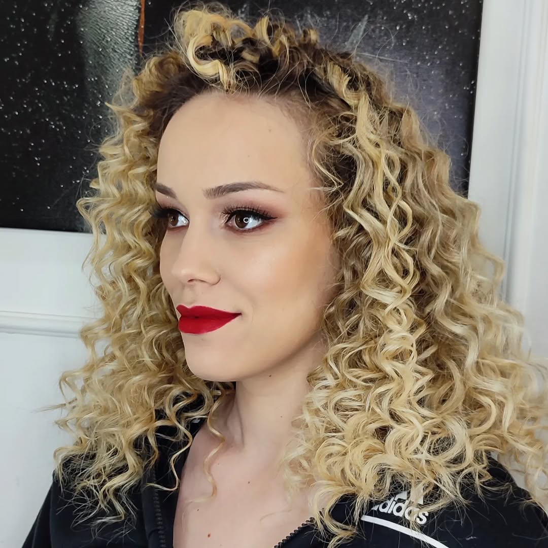 Afro lokne i profesionalno šminkanje
@sallon_celebrity
#salonaltina #salonzemun #frizerskisalonaltina #noktialtina #altinanokti #depilacijazemun #sminkazemun #profesiobalnosminkanje #makeupzemun