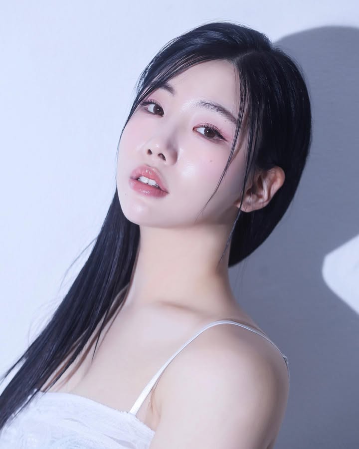청초한 쿨톤 프로필 어때? 🦋
Photo by @positiveintae
이번 프로필 촬영 진짜 역대급 맘에들어요..
금손 작가님 덕분에 모든 컨셉이 다 이뿜..!
얼빡샷도 이렇게 이쁘게 잡아주시다니🫶🏻
그나저나 피부 광 미친거 보이세요..?
사진 받고 피부표현때문에 정말 깜짝 놀랐잖아요!!
촬영 일주일전에 #리쥬란힐러 맞았더니
반짝반짝 윤광이 촤르르…✨✨
피부관리는 역시 #서희원의원 에서!!!!
📷 @positiveintae
💆🏻♀️ @shwclinic_official
👗 @yespecially_official
#전예빈 #프로필사진 #피부관리 #프로필촬영