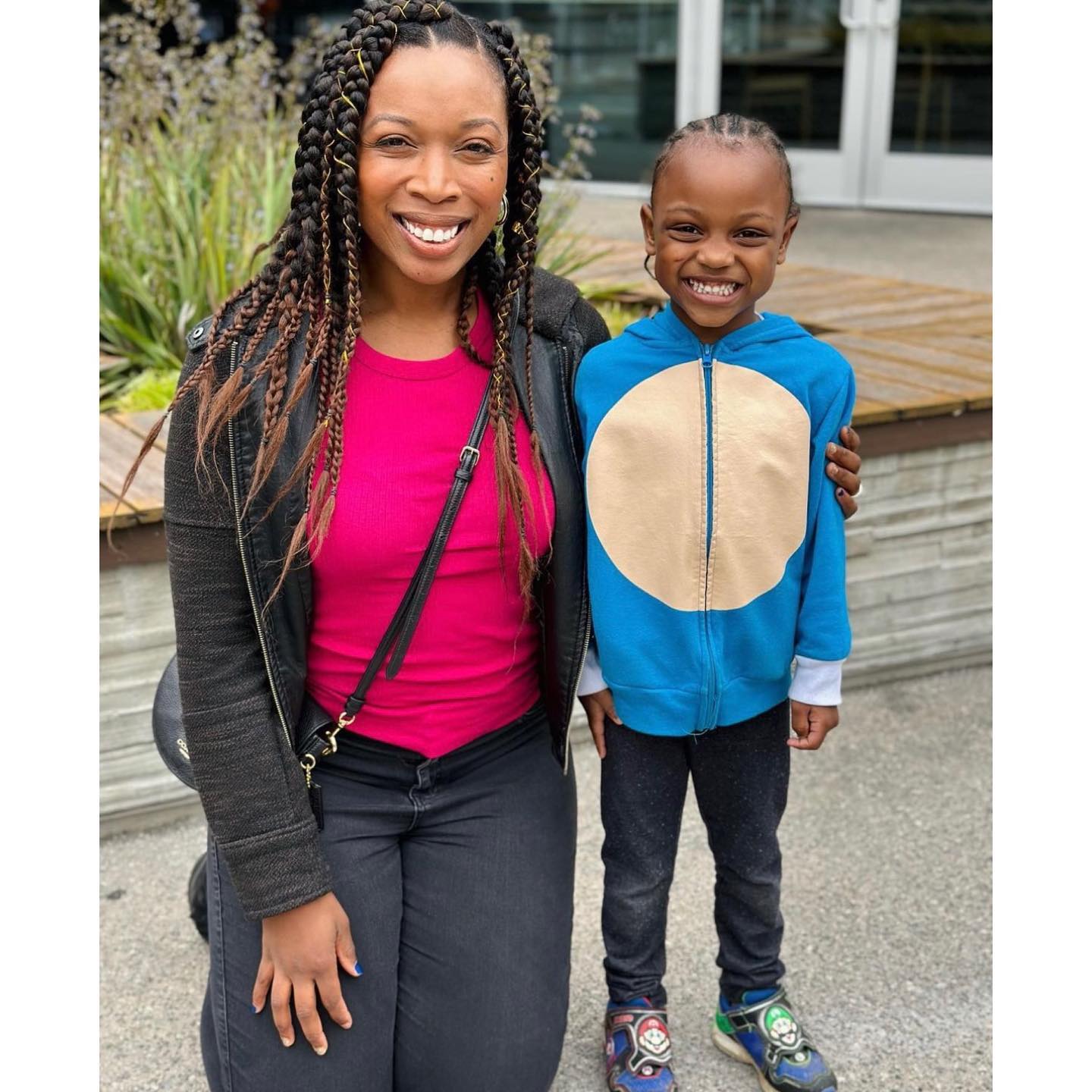 I met my first child fan out in public!! Little Ruby made my day with her sweet smile and precious energy! Click through the videos to learn about our encounter. I love what I do! #bananas #firstfan
Check out the Bananas Song on Miss Jessica’s World on YouTube!