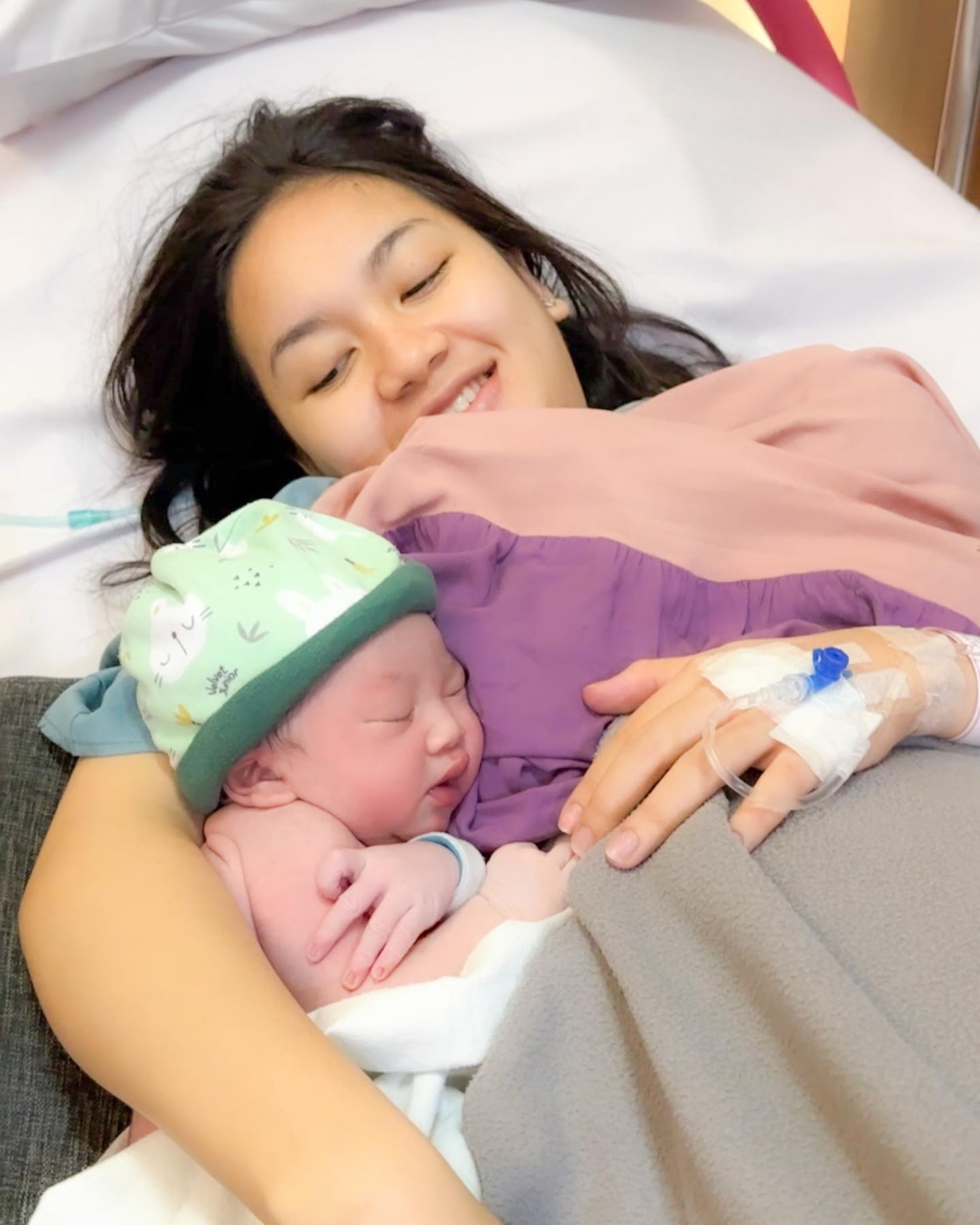 MasyaAllah Tabarakallah Assalamuallaikum alhamdulillah Putra pertama kami sudah lahir dengan nama Alvarazka Antarsukha Wardani🤍 semoga dalam perlindungan Allah SWT🥰
