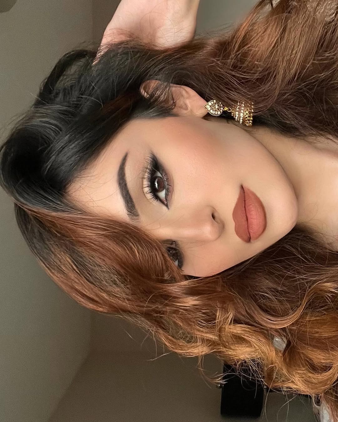 smokeyyyyy 💨 i always thought this type of makeup didn’t suit me but i might be changing my mind after this look 🤭
@hudabeauty creamy kohl longwear eye pencil
@milanicosmetics gilded eyeshadow stick shade 08 terra
@hudabeautyshop empowered eyeshadow palette
@olehenriksen peptide boost moisturizer & banana bright + eye cream
@makeupforever hd skin all in one face palette (cream contour & highlight)
@bareminerals ombré face palette for blush
@narsissist creamy radiant concealer shade nougatine
@essencemakeup @essence_cosmetics lash princess mascara
@anastasiabeverlyhills cool brown lipliner
@milanicosmetics stay put liquid lipstick shade 10/10