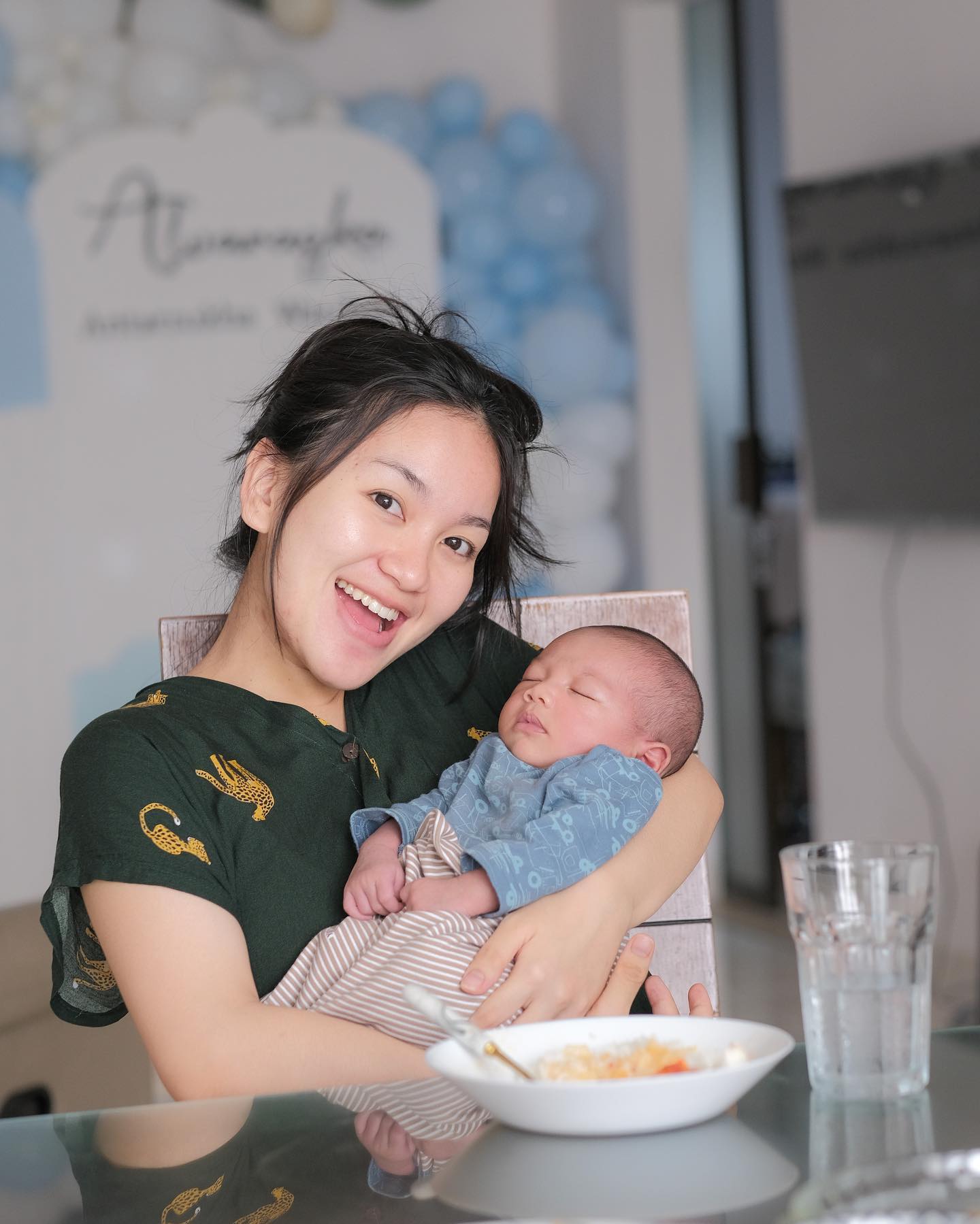 Kadang saking bahagianya dengan anak pertama kita lupa ada perjuangan luar biasa dari seorang ibu. Aku tau dan melihat dengan mataku sendiri, setiap 40 menit sekali kamu menyusui buah hati kita Alva, tidurmu bahkan tak pernah lebih dari 1 jam setiap jedanya.. dan semuanya terus menuntut yg terbaik darimu. Setiap tetes asimu akan berdampingan dengan gugurnya dosa dosamu, dan pahala yang berlimpah. Semoga kelak alva bisa membaca ini dan terus berbakti & sayang kepada kedua orangtuanya.. Percayalah setiap hariku adalah hari dimana aku makin sayang padamu🤍