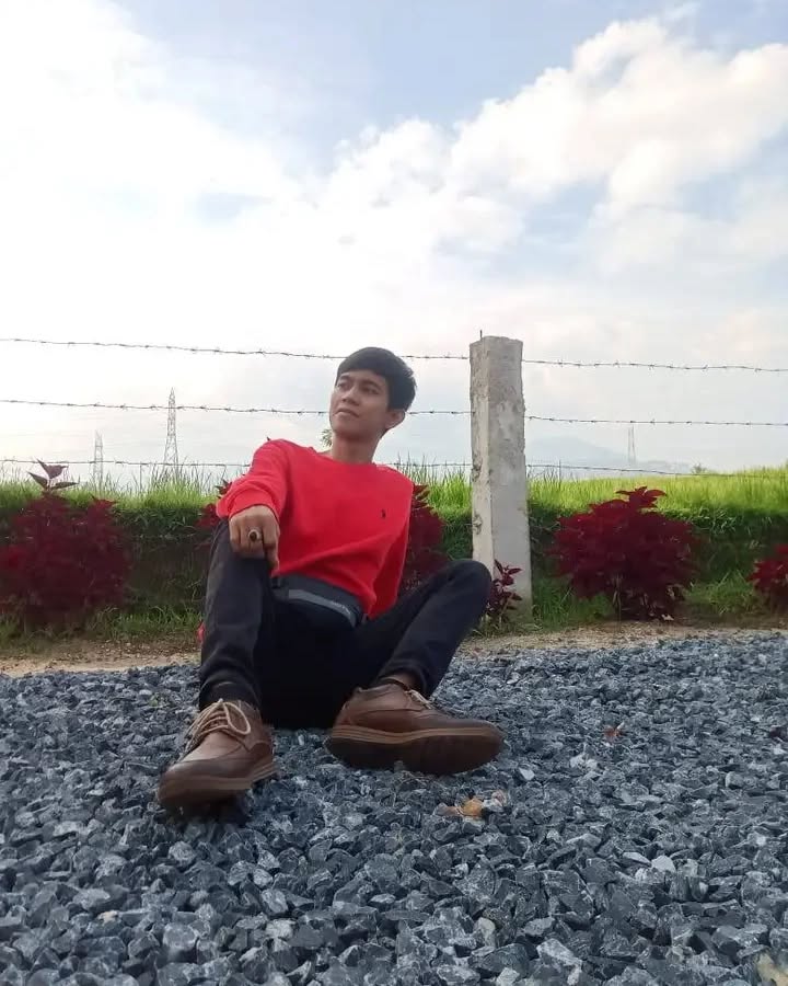 Buat apa di pertemukan jika hanya untuk menyakiti ku.. bagaikan merawat bunga mawar nan indah saat ku raih menyakiti dengan duri nya...
#agungputrapratama1998