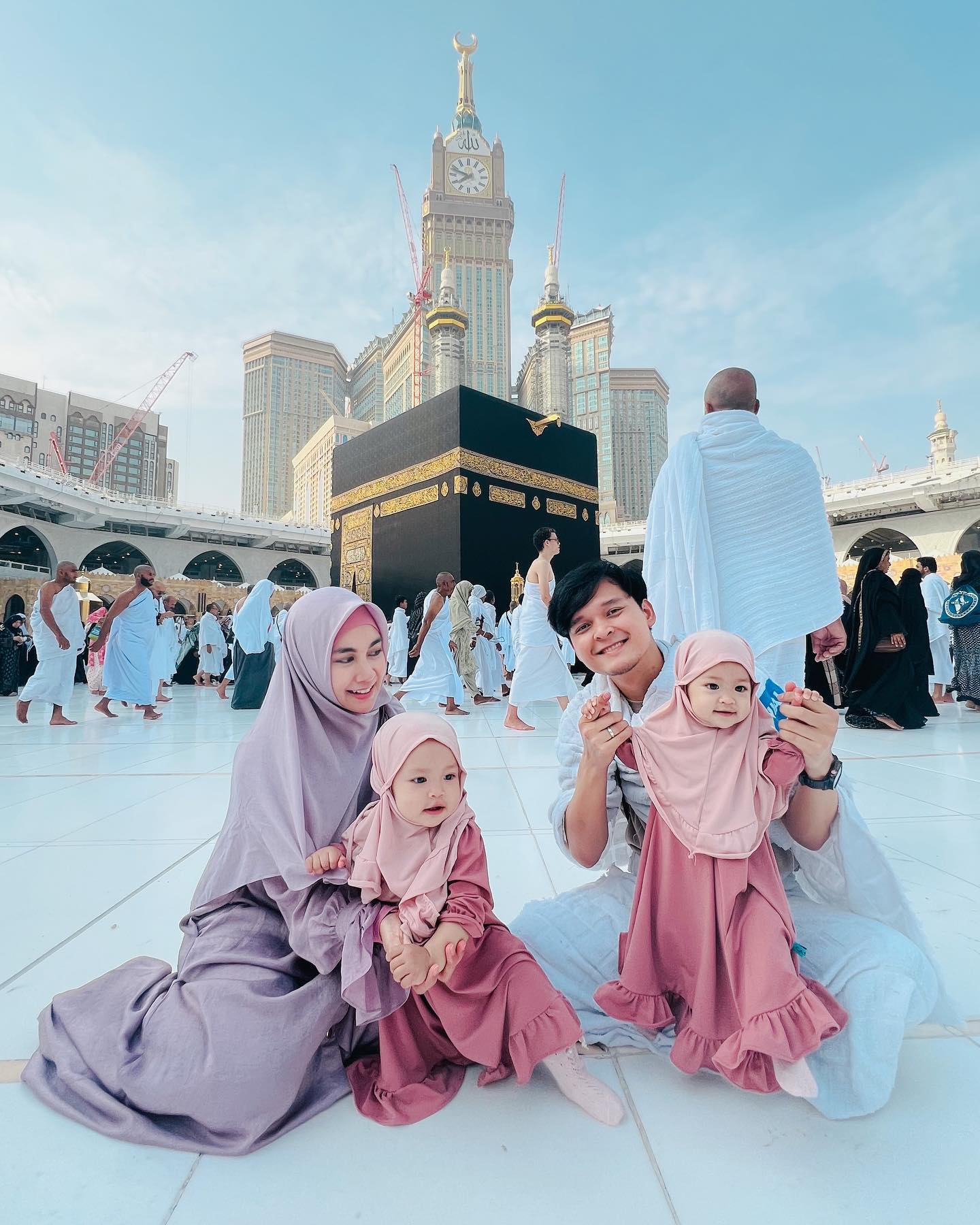 Dipagi yang cerah, sejuk dan begitu tenang.. Alhamdulillah kita habis melaksanakan tawaf wada (tawaf perpisahan),kita istirahat sejenak menikmati keindahan ka’bah, sebelum meninggalkan Kota Suci Mekkah ..
Ya Allah panggillah kami kembali, karena hanya dengan panggilanMu kami bisa kembali. Karena panggilanMu lah kami pantas untuk datang.
Terima kasih ya Allah atas perjalanan ibadah yang membahagiakan ini, nikmat yang sungguh luar biasa..🥹❤️
Yuk sama2 kita berdoa semoga kita semua dapat diundang utk segera menjadi tamu Allah 🤲🏻
👘 @ar_anisarahma