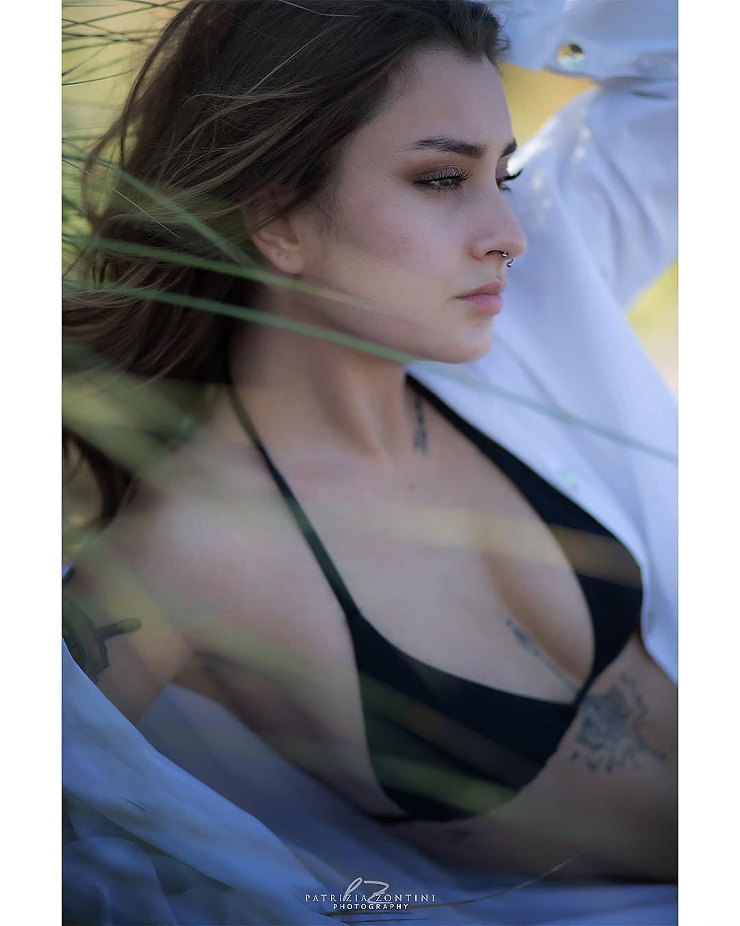 Mentre fuori
tutto scorreva veloce
io restavo ferma dentro
ad osservare le nuvole
nutrendomi di leggerezza
@carmelapalatucci
~
sʜᴏᴏᴛɪɴɢ: Sands of Time
ᴘʜᴏᴛᴏɢʀᴀᴘʜᴇʀ: Patrizia Zontini @pz.ph
ᴍᴏᴅᴇʟ: Martina Gozzi @martina.gozzi
~