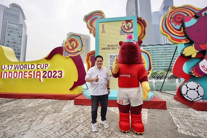 Trophy Tour Piala Dunia U-17 2023 dimulai pagi ini di kawasan Bundaran HI, Jakarta. Ada empat kota penyelenggara secara bergilir kedatangan trofi Piala Dunia U-17.
Setelah CFD Jakarta, rangkaian Trophy Tour Piala Dunia U17 2023 akan berlanjut di Bandung pada 22 Oktober 2023. Selanjutnya disusul Surabaya pada tanggal 29 Oktober 2023, dan terakhir di Solo pada 5 November 2023.
Mohon doa dukungannya agar Piala Dunia U-17 ini sukses dan mengharumkan Indonesia.
@erickthohir #erickthohir #pialaduniau17