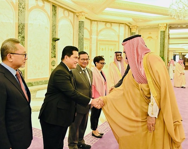 #Repost @erickthohir
Menghadiri pertemuan bilateral Perdana Menteri - Putra Mahkota Kerajaan Arab Saudi, Pangeran Muhammad Bin Salman dengan Presiden RI Bapak Ir. H. Joko Widodo di Istana Al-Yamamah yang mencakup 3 isu utama, antara lain: dinamika terkini yang terjadi di Palestina, pelayanan haji bagi masyarakat Indonesia, dan peningkatan perdagangan kedua negara.
Di samping itu, saya sebagai Ketua Umum PSSI juga diminta oleh Bapak Presiden untuk meningkatkan berbagai peluang kerja sama di bidang sepak bola antara Indonesia dan Arab Saudi.
