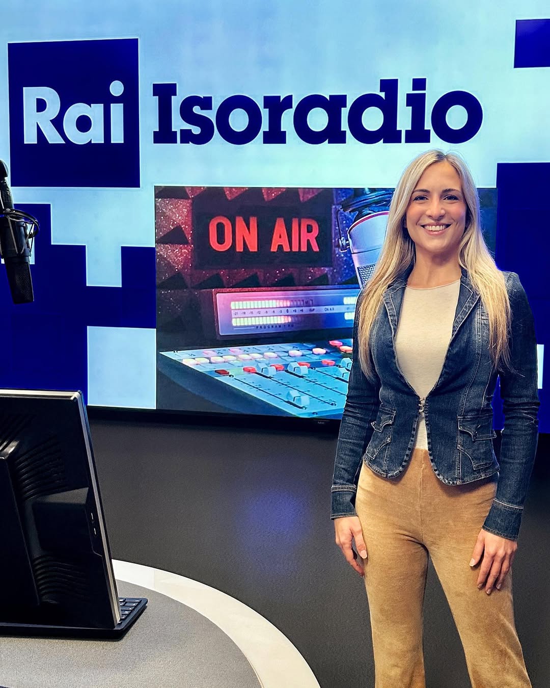 Che grande emozione è stata essere intervistata a Rai Isoradio @isoradio.rai da Silvia Salemi @silviasalemi_official all’interno del suo programma “Avanti tutta” 😍
⠀⠀⠀⠀⠀⠀⠀⠀⠀⠀⠀⠀
Silvia è una cantautrice fenomenale nonché una conduttrice televisiva e radiofonica. Ha vinto il Festival di Castrocaro, ha partecipato al Festival di Sanremo con la sua hit “A casa di Luca” e ha preso parte a tante altre trasmissioni televisive di rilievo 📺
⠀⠀⠀⠀⠀⠀⠀⠀⠀⠀⠀⠀
Essere contattata da un’artista del suo calibro mi ha reso veramente felice. In studio con lei mi sono sentita a casa. Dal punto di vista umano ho ammirato la sua umiltà e la sua freschezza 😊
⠀⠀⠀⠀⠀⠀⠀⠀⠀⠀⠀⠀
Insieme abbiamo parlato di musica, di canto, del mio percorso di studi e alla fine della puntata il regista della trasmissione Gabriele Bròcani @gabrielebrocani mi ha fatto una bellissima sorpresa 🤩
⠀⠀⠀⠀⠀⠀⠀⠀⠀⠀⠀⠀
Ascolta la puntata del 15/11 su RaiPlay Sound per scoprire che cosa è successo 📻
⠀⠀⠀⠀⠀⠀⠀⠀⠀⠀⠀⠀
#intervista #radio #rai #silviasalemi #avantitutta #isoradio #musica #canto #cantante #vocalcoach