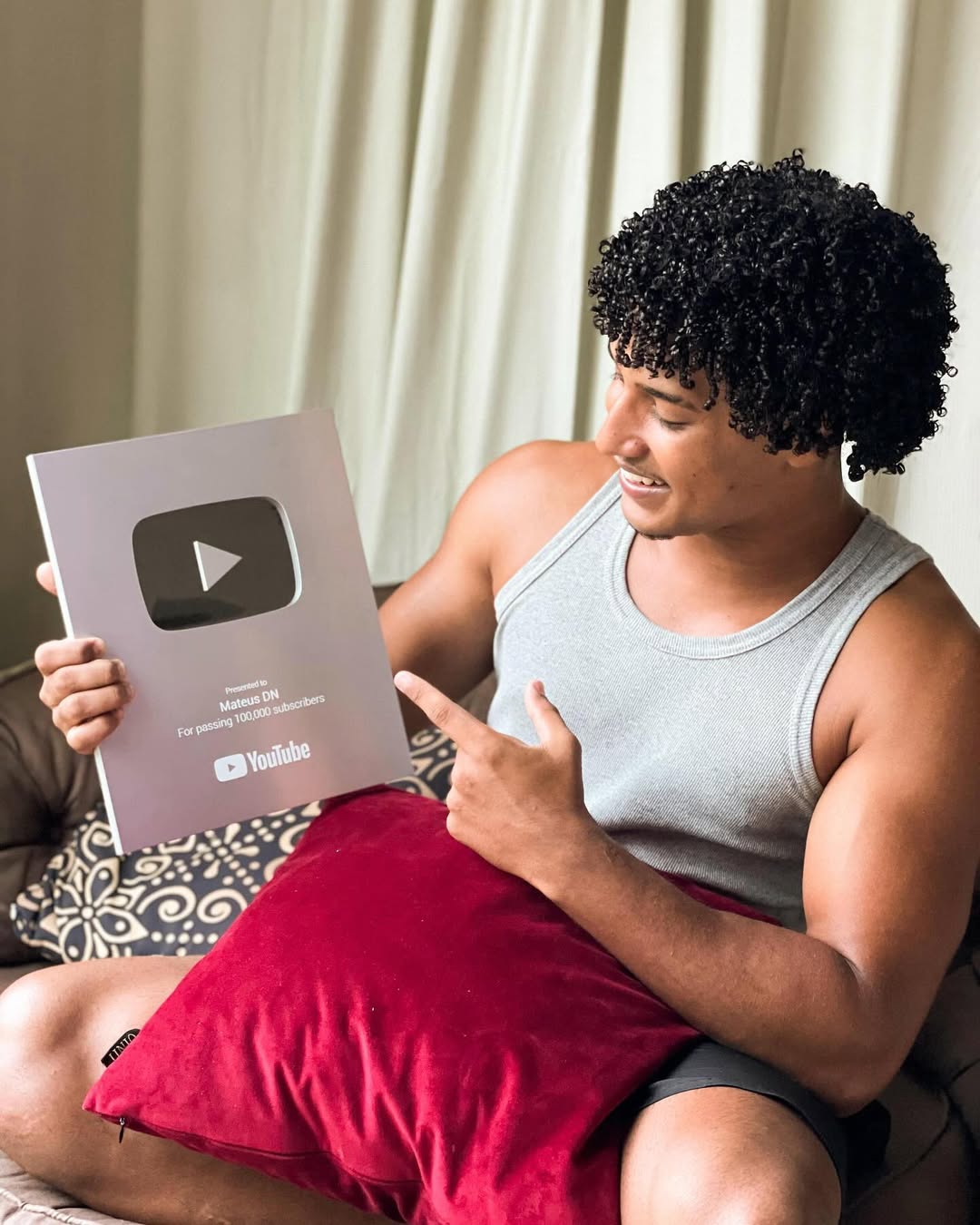 Gratidão Papai do céu!!😭🙏🏾🤍
No dia 15 de setembro de 2016 fiz um vídeo fingindo ter ganhado a placa do YouTube (presente enviado quando o criador alcança a marca de 100.000 inscritos) desde essa época eu já sonhava em conquistar esse feito! Obs: eu tinha 12 anos de idade.
Nessa longa jornada passei por diversas fases, e muitas vezes cheguei a questionar o meu sonho. Perguntas do tipo “será que isso realmente é para mim?” “Será que vou conseguir?” Será, será, será…
Porém, independente do “será” eu nunca parei de acreditar e me dedicar duramente no meu objetivo.
Não vou mentir dizendo que foi fácil, ou que é apenas “acreditar e correr atrás” pelo contrário, foi e continua sendo extremamente difícil! Ainda mais por se tratar de algo incomum na época “ser YouTuber, fazer vídeos para internet”.
Conclusão: não deixei que nenhuma das barreiras que encontrei fossem maior que meu sonho, me dediquei, me entreguei, sonhei, acreditei, e…
No dia 21 de novembro (7 anos e 2 meses depois) realizei meu sonho de conquistar a tão sonhada PLACA DE 100mil inscritos!!!
Ainda que demora vai dar certo, você é do tamanho do teu sonho!!!
Obrigado a cada um que fez parte dessa história!❤️