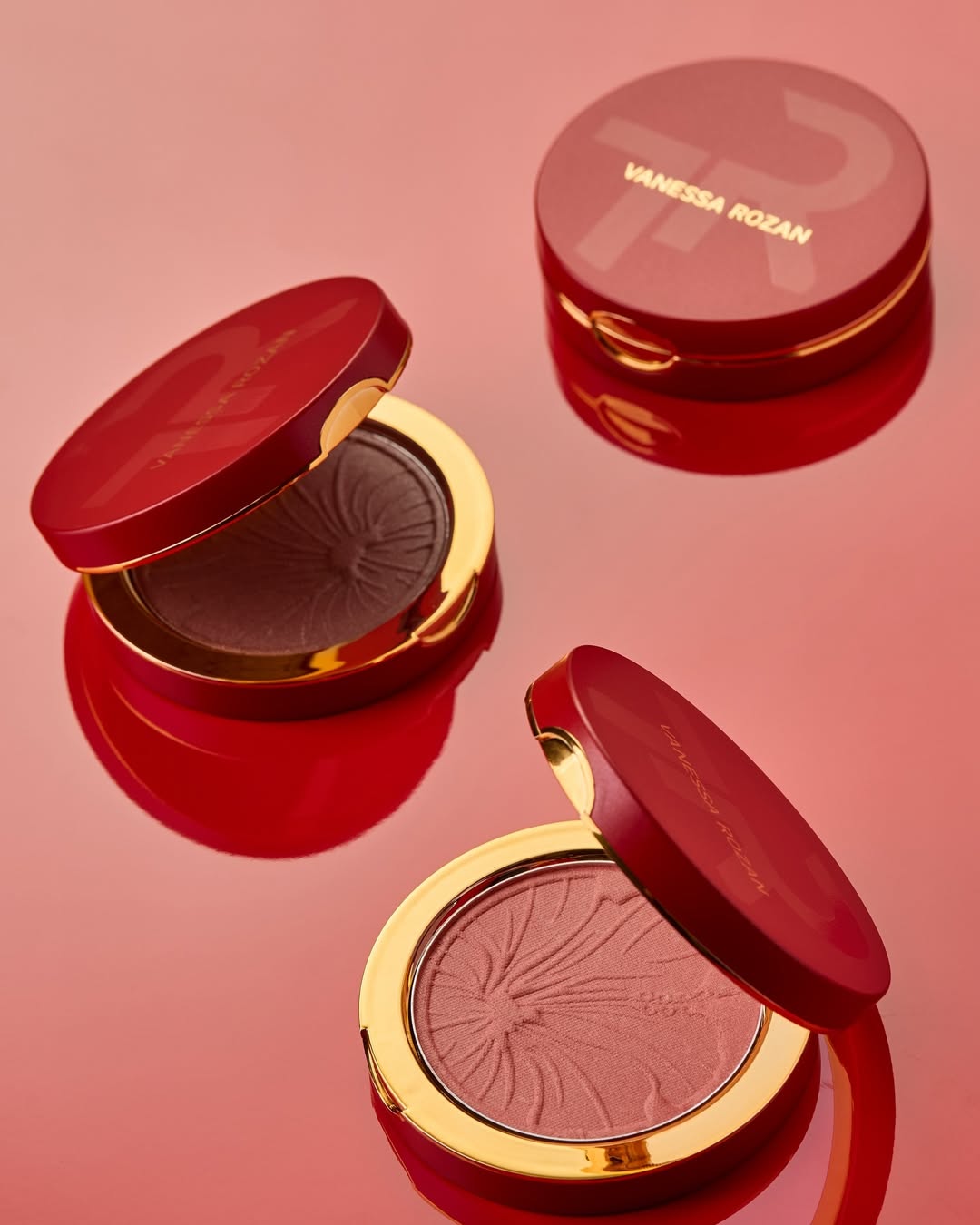 BLUSH, ILUMINADOR E SOMBRA
Versátil, ultra pigmentado e com um acabamento radiante!