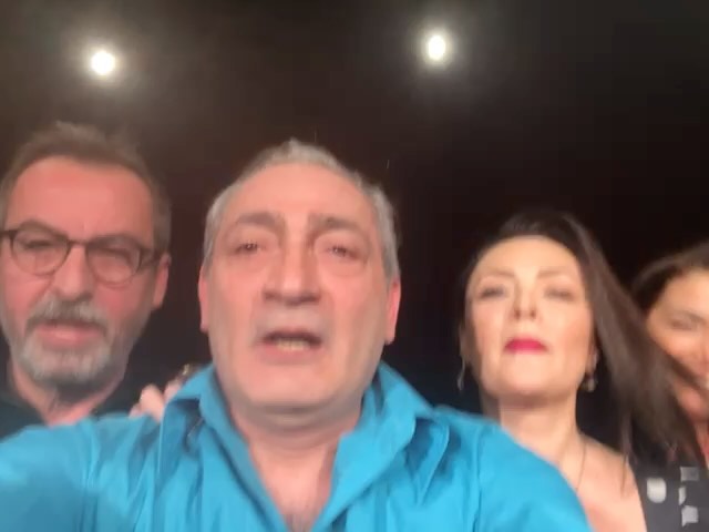 Baş Konsolosumuz Gül Özge Kaya ve Aşağı Saksonya Türk Veli Dernekleri Federasyonu (FöTEV Nds) kültürel çalışmalar çerçevesinde ‘Yalancı Yarim’ adlı tiyatro oyununu seyircilerle buluşturdu.AŞAĞI Saksonya eyaleti başkenti Hannover’in Mühlenberger Markt 1 adresinde bulunan İGS Mühlenberg Integrierte Gesamtschule (IGS) okul tiyatro salonunda; Aşağı Saksonya Türk Veli Dernekleri Federasyonu’nun organizesiyle ‘Yalancı Yarim’ adlı tiyatro oyunu seyirciyle buluştu. Aşk-ı Memnu dizisinin unutulmaz karakteri Katya’yı oynayan Ufuk Kaplan ve yine ünlü oyuncu Öznur Kula ile Cihan Palabıyık’ın yer aladığı muhteşem komediyi Mustafa Şahbaz yönetti. Boğazına aşırı düşkün bir adam ve iki kadın. Evli ama hâlâ eski karısının yemeklerinin tadını unutamamış olan Kamuran’ın ne yardan ne de serden vazgeçemediği, yeni karısının eski eşinin yerine geçmeye çalışması, bu durumu sürdürmeye çalışan Kamuran’ın başvurduğu yalanlarla devam eden oyun salondan alkışlarla kesilerek devam etti. İki perdelik oyun sonrası salonu dolduran izleyiciler sanatçılarla fotoğraf çektirmek için yarıştılar.GÜZEL PERFORMANS
Oyunu izlemeye gelenler arasında bulunan iş insanlarından Hasan Kurtuluş, Mehmet Kibar, üst düzey yöneticiler Göksel Güner, Taner Özcan, eski milletvekili Alptekin Kırcı, Büyükşehir Belediye Meclis Üyesi Belgin Zaman, ASTÖB Başkanı Orhan Güner, FöTEV Nds Başkanı Seyhan Öztürk, AS. ADD Başkanı Fatma Kavcı, DİTİB Eyalet Sekreteri Nimet Emrem, Akademie Überlinger (Fusion mit der Vita-Akademie) Bölge Sorumlusu Nevin Barmaksız oyun hakkında yaptıkları ortak açıklamada “FöTEV Nds’ye eğitim, aile, gençlik çalışmalarının yanında bizleri sinema, tiyatroyla da buluşturduğu için çok teşekkür ederiz. Oyun, çağdaş ve modern toplumlarda olmaması gerekirken; ne yazık ki hâlâ aşamadığımız sorunlardan biri olarak önümüzde duran çok evliliği, ilişkileri konu edindiği için ve güzel bir performans da sergiledikleri için tüm oyunculara teşekkür ederiz.”