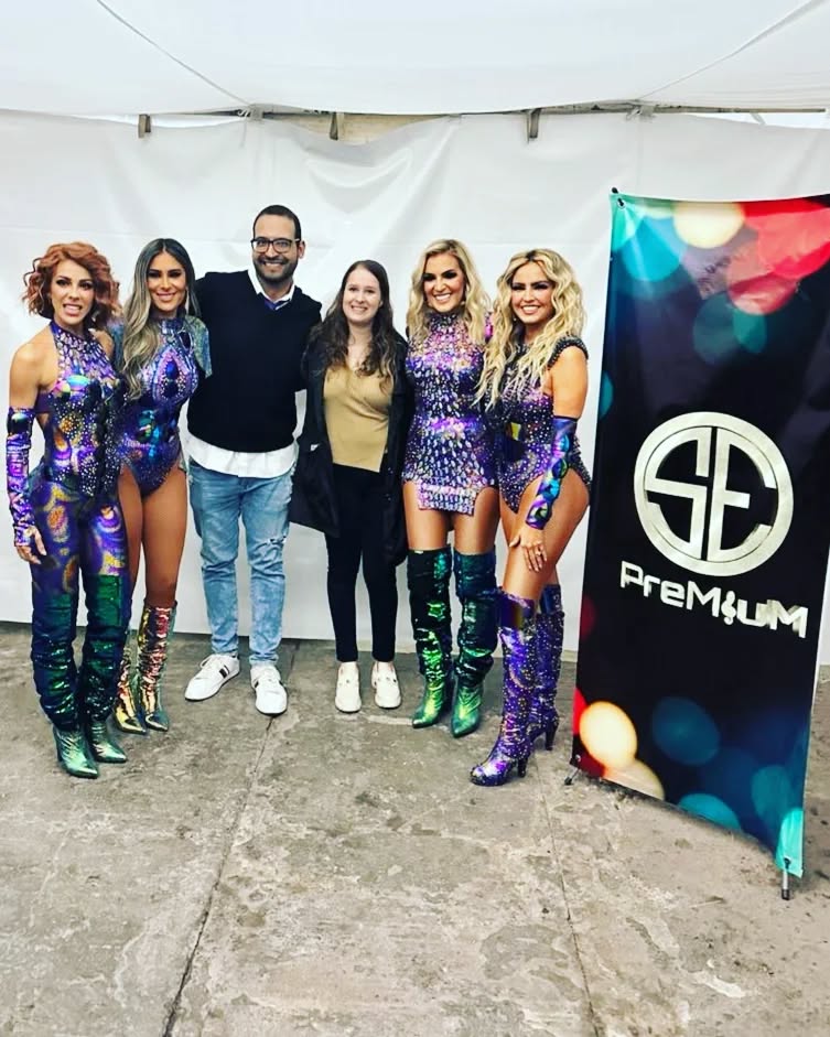 @grupojns Se presentó con gran éxito en la feria de Rincón de Romos, Aguascalientes
Mi niño de 10 años anoche estuvo feliz de por fin conseguir la foto con ellas, no entraré en muchos detalles pero la música de las Jeans/JNS me salvó en más de una ocasión
@mimimedina_oficial La estás rompiendo muy cañón princesa, orgulloso de ti mil por ciento ❤️
@se_premiium trae calidad señores y esto apenas comienza
#Jns #SePremiium #Ags #love #lovemylife #photography #jnsbajotupropioriesgo #instagood #dreamsmpfanart #lovelife #photooftheday #aguascalientes #rinconderomos