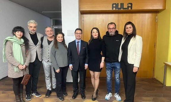 Münih Başkonsolosumuz Sayın Süalp Erdoğan beyfendi, Yazar Hülya Yüksel tarafından depremzede çocuklar yararına organize edilen “Yalancı Yarim” adlı tiyatro oyunumuza teşrif ettiği için sonsuz teşekkürler 🙏 @tcmunihbk @hulyayueksel @ufukkaplan.official @tiyatromoodoffical @cihanpalabiyikofficial