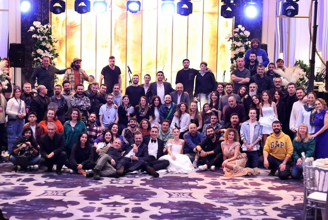 Bu ailenin her bir parçasıyla birlikte emek vermek, birlikte üretmek çok özeldi. Bende her anının ömürlük bir yeri olacak. Her zaman yüzümde gülümsemeyle hatırlayacağım. Vesile olan, bu yolculukta yanımda olan, yazan, çeken, oynayan, ekran başında izleyen herkese sonsuz teşekkürler.
“Aile; yalnızca kan bağıyla değil can bağıyla, sevgi bağıyla bağlı olan herkestir.” Sevgiyle♥️
@ailetvdizi @showtv @ayyapim @safakbinaytalentagent