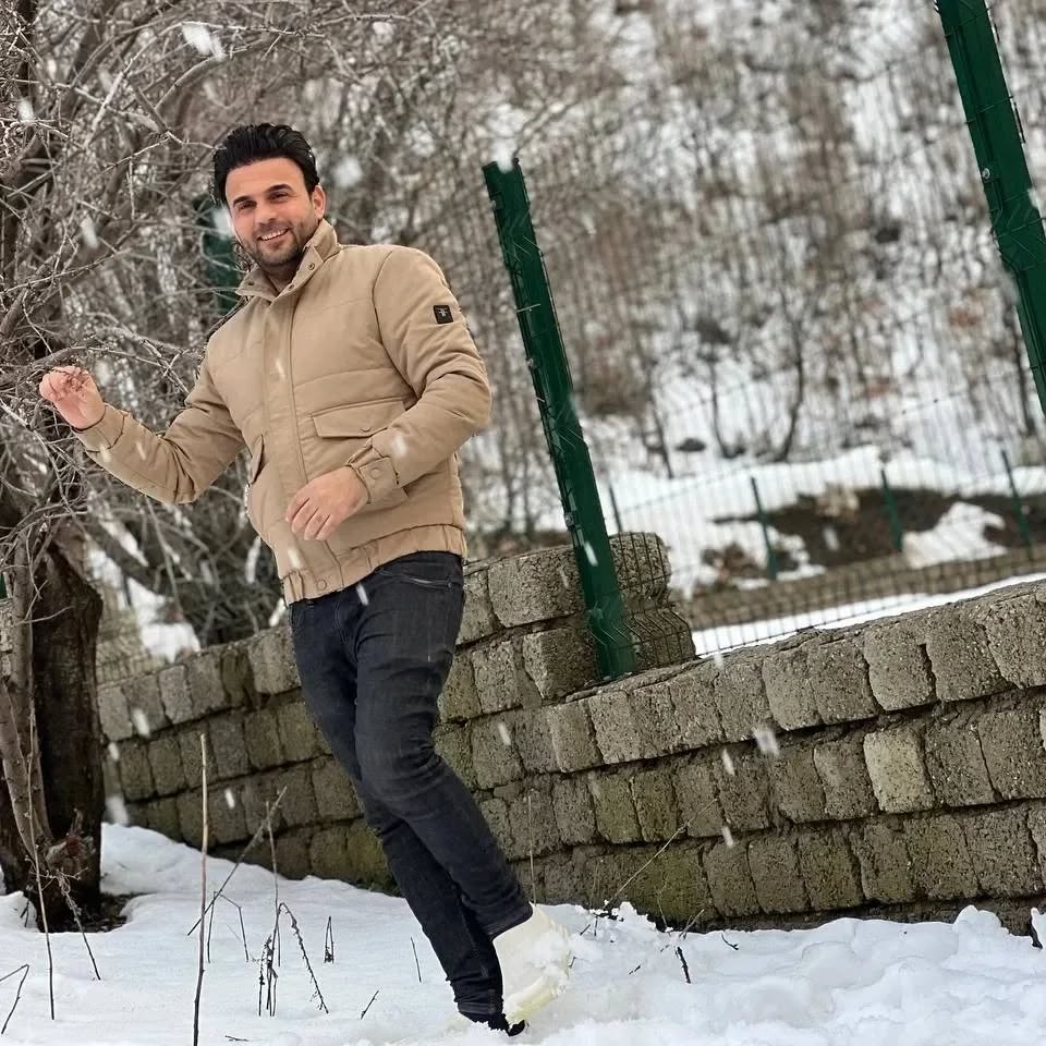 كلشي الاحبه لكيته بيك
هذا الاحسة من الاكيك
البسمه منك تخليني أجيك
ياعمري بحضنك خليني وخليك.