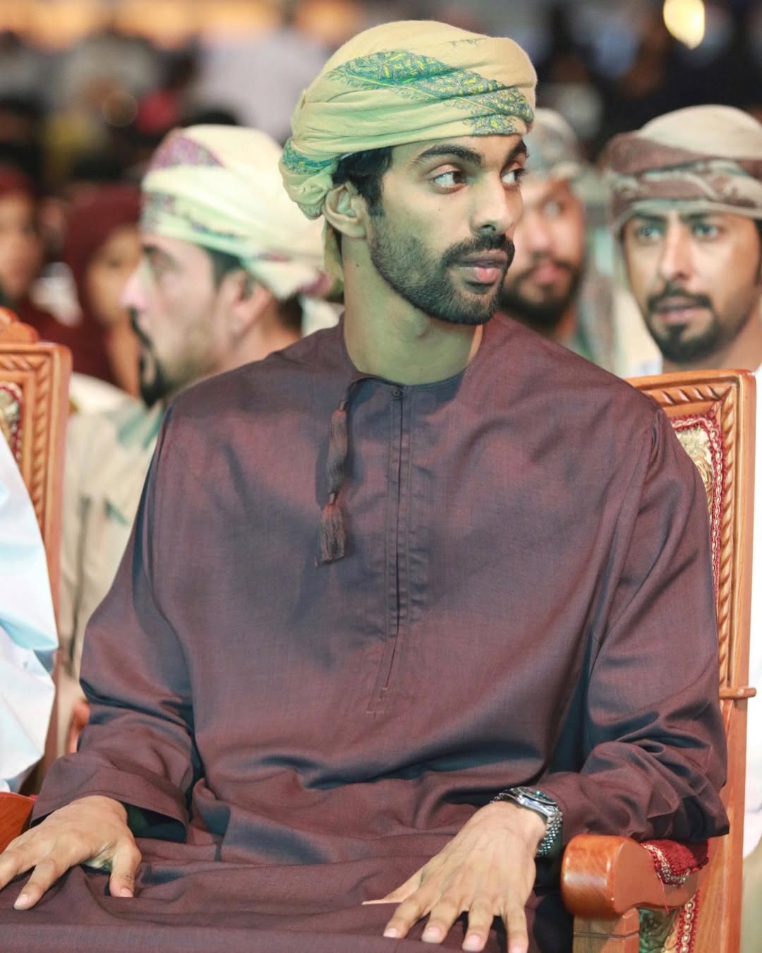 .
يا كم واحدٍ يفرح على صاحبه لا طاح
وأنا والله إن ( طيحة عدوّي ) تعوّرني
.