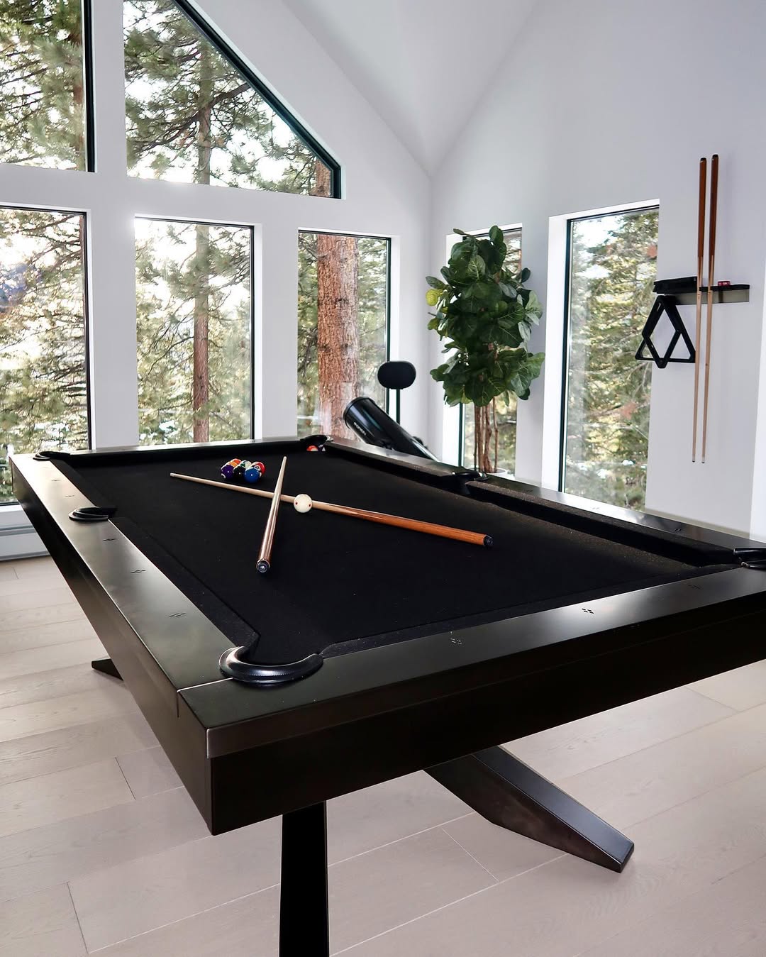 ‘Fire and Ice’ the newest addition to @tahoexperience is a harmonious blend of alpine elegance and modern luxury! ❄️ With 4 bedrooms, 2 fireplaces, a game room, hot tub, chef’s kitchen, bocce ball, and heated driveway it makes for the perfect retreat for big or small groups ☺️