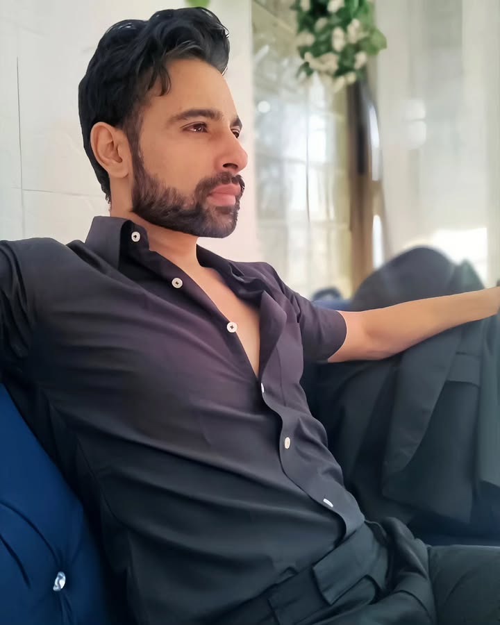 Stand out in the shadows
#picoftheday #instagood #instadaily #instalike #malemodeling #malephotography #malemodelphotography #photographer #portrait #portraitphotography #mumbai #photoshoot #raanveerchahal