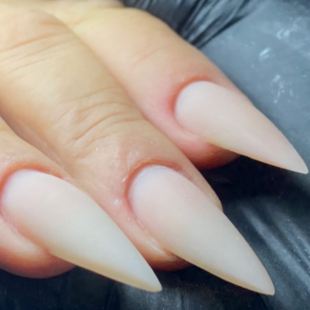 Curiosidade: eu amo fazer stiletto!!! mas em mim não brilha… mas é verdade que eu amo fazer em cliente 🫶🏼