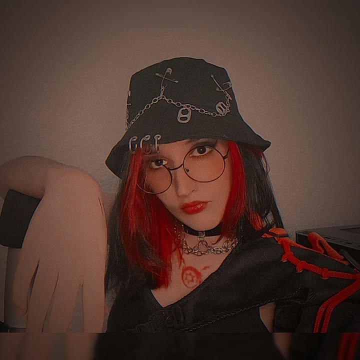 Hace mil años no aparezco acá jajaja habrá que revivir IG. Con @bakura_rap sacamos un temazo 🔥 "Solo Puedo Amarte", ojalá lo puedan ver! 🙌🏻🎶💜🌸