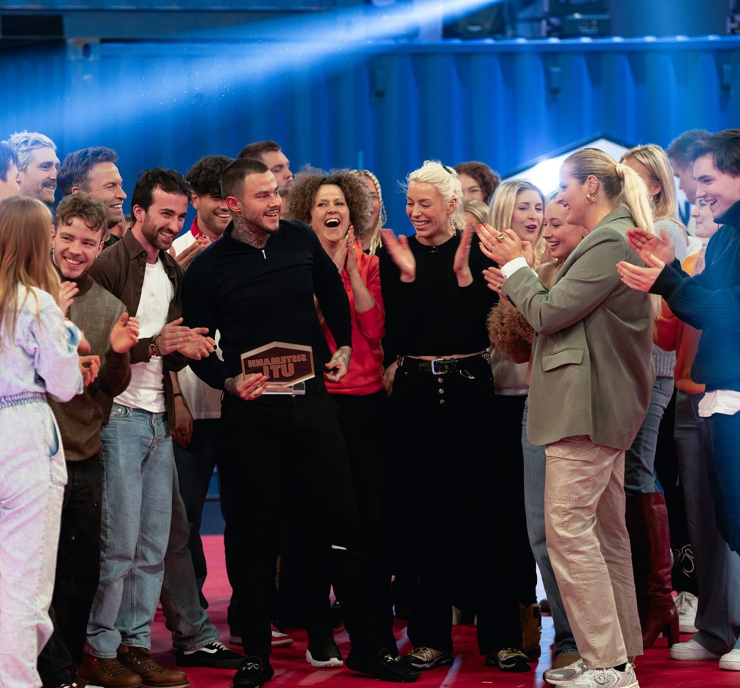 Äntligen fått lite bilder och videos från finalen av Sisteman ut, det blev en svensk seger. 🏆 1 av 56! ”Norges mest allsidige kjendis” Riktigt oväntad men skojj titel å få efter 3 skulder/axel operationer på mindre än 1 år och en lång paus från TV. Nu har jag två sista och ta så får vi se vad mer jag kan vinna när dom är helt bra igen 😏