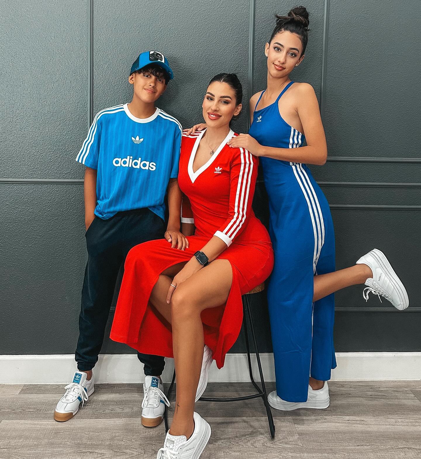 Missed the Mother’s Day post, but here we are! ☺️ The fam was a perfect blend of sporty and stylish from #ToeToHead, thanks to @adidasoriginals and @hibbettsports! ☺️ #StyledByHibbett #sponsored #adidasOriginals