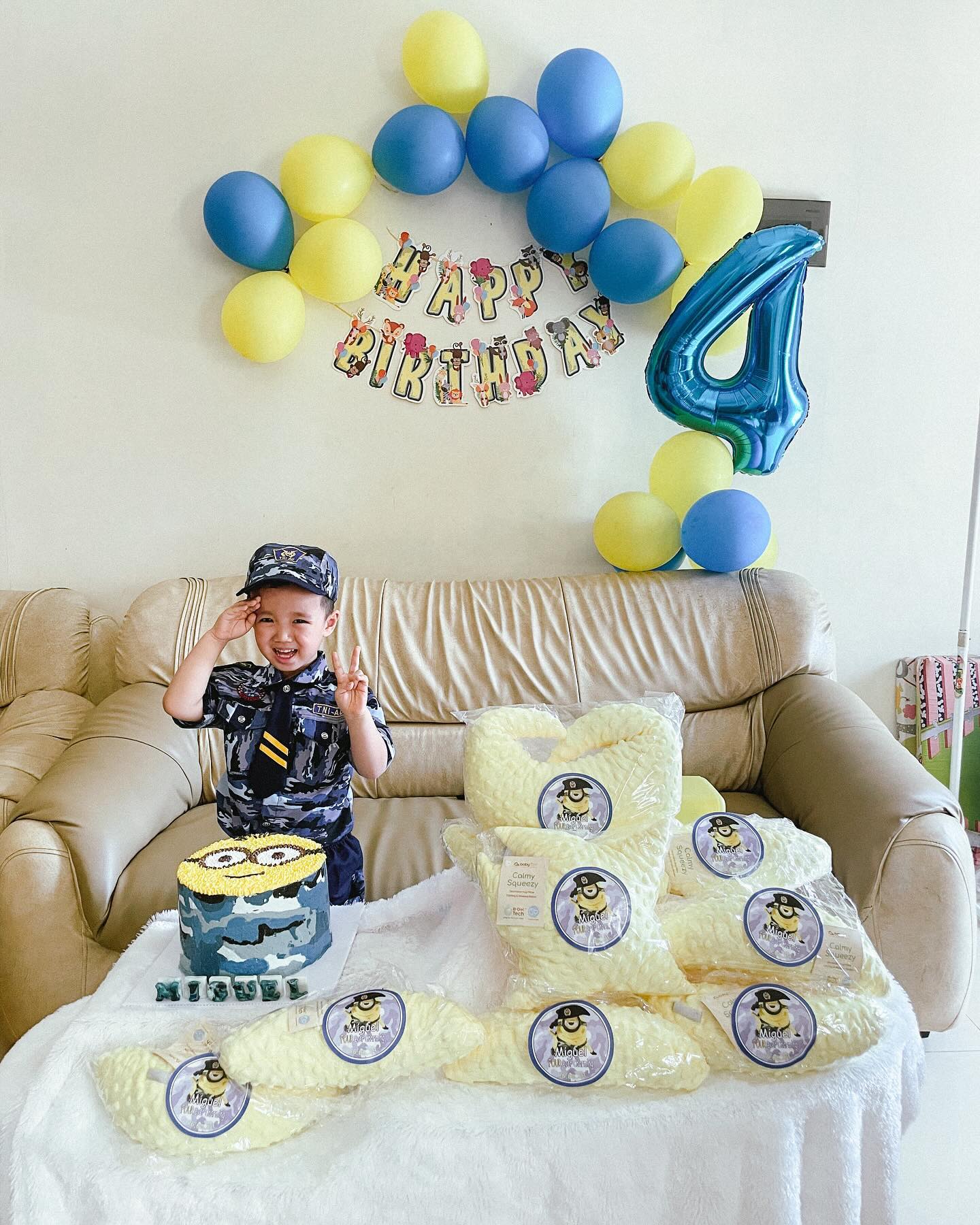 Nah ini souvenir ulang tahun Miguel dari @babybee_beecorp 💛🧡 love bgt deh sm produk produk baby bee. Ini bantal Baby Bee Calming squezzy yg super gemessss banget, bentuknya yg lucu lucu ada bintang, bulan, pisang. Ini terbuat dr beligum natural latex, mengandung hypoalergenic jd aman bgt buat si kecil.
Ini juga sudah bersertifikasi standard international ya, jd mom ga usa worry lagi dgn produk dr @babybee_beecorp 💛🧡..
Ini cocok bgt dijadikan gift atau souvenir ulang tahun. Yuk buruan dicek aja lgsg ke ig nya @babybee_beecorp 💛💛🧡🧡