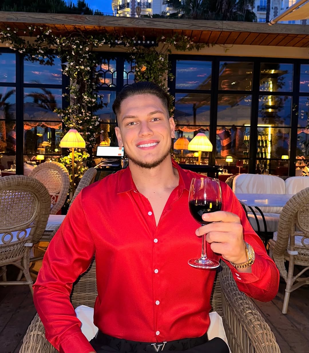 Французский гурман поднимает бокал за Ваши успехи. 🥂😅