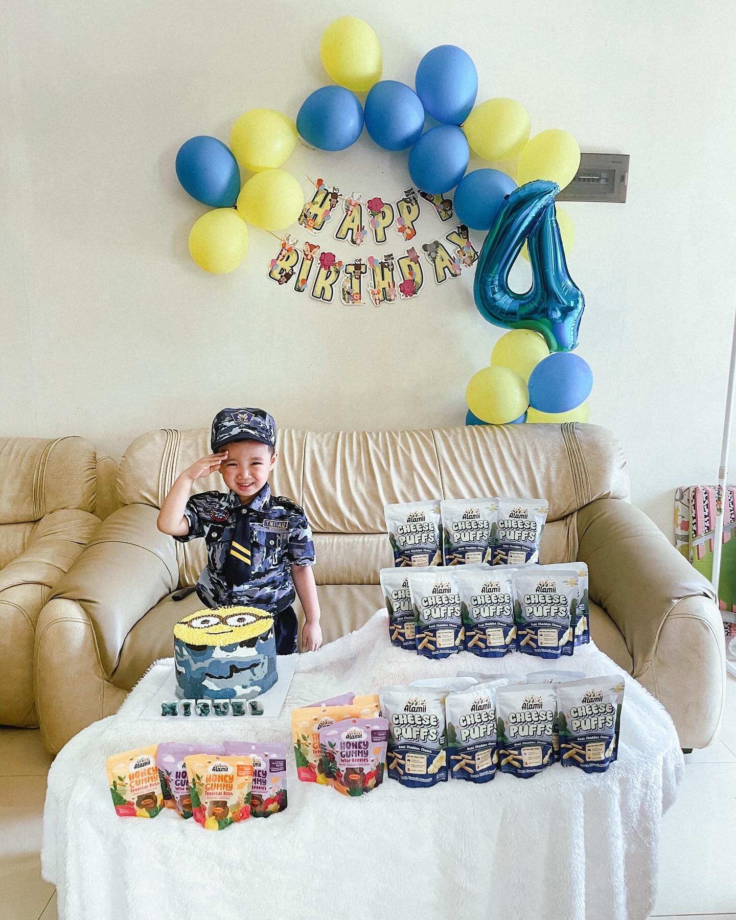 Snack fav Miguel jg nih yaitu dr @alamii.food . Ak yakin bgt ini anak anak suka semua. Utk puff nya ada 5 varian rasa :
- Alamii Cheese Puff
- ALamii Chicken Mushroom
- Alamii Golden Veggie
- Alamii Peanut Butter Puff
- Alamii Chocolate puffs
Mengandung Australian Cheddar Cheese, sumber vitamin E, Lumer di mulut mudah di genggam .
Lalu utk alamii gummy ada 2 varian rasa :
- Tropical Rush (Rasa : Honey Lemon, Passion Fruit & Guava)
- Wild Berries (Rasa : Original, Strawberry & Mixed Berries)
Alamii Honey Gummy, gummy pertama yang dimaniskan dengan madu, dan menggunakan rasa dan warna dari buah asli!
Keunggulan ny :
- Lebih rendah gula (dibandingkan dengan gummy umum dengan 100% gula)
- Dimaniskan dengan madu asli
- Rasa dan warna dari buah asli
- Menambah imunitas
Dan lg ada promo BUY 1 get 1 dgn oembelian min 24 pc🩷❤️ cocok bgt dihadikan souvenir atau gift utk anak anak. Lgsg aja di follow ig nya @alamii.food