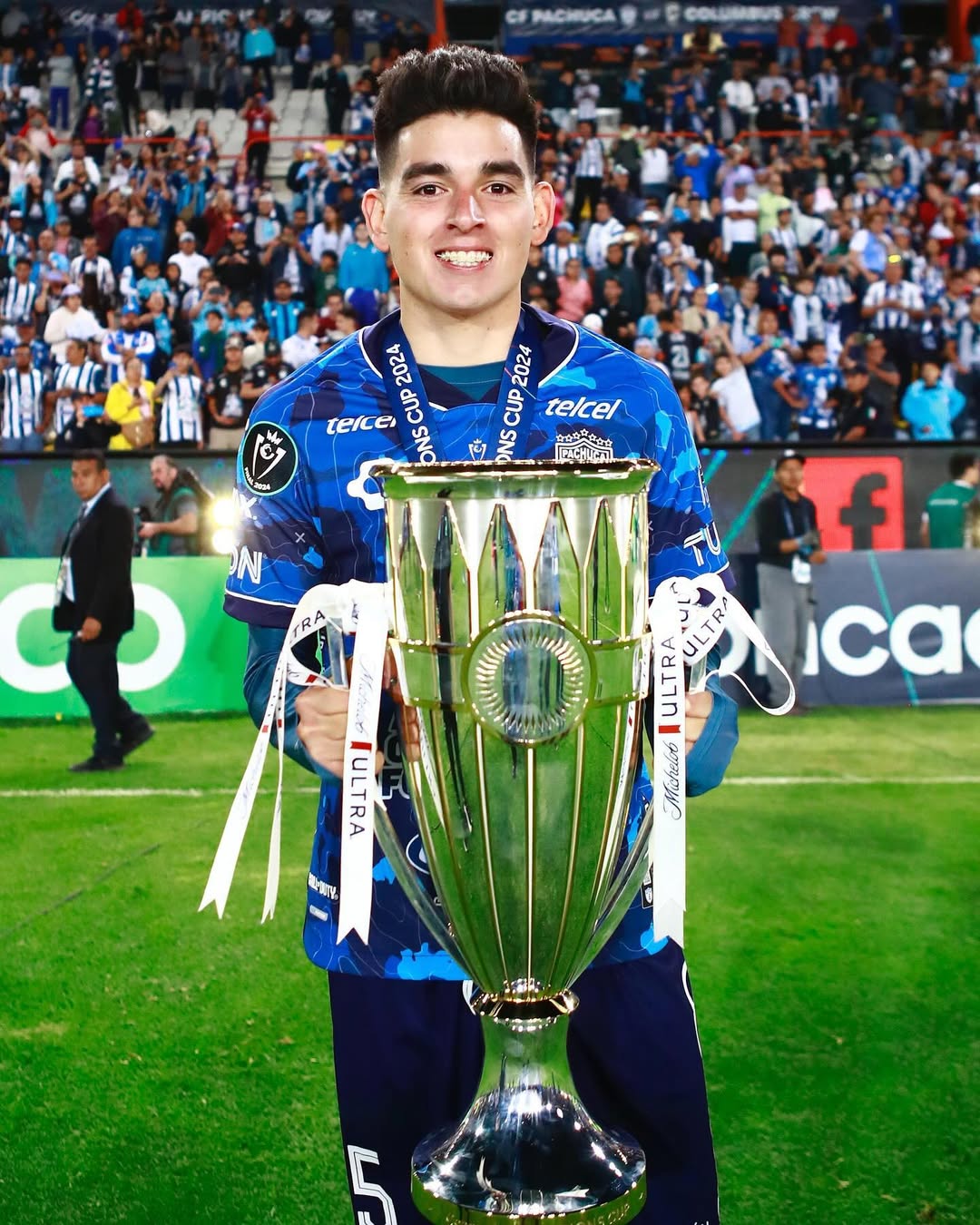 Qué alegría el poder haber terminado este campeonato con una estrella más para esta institución,el trabajo y esfuerzo del equipo se vio reflejado en este título 🏆 un orgullo pertenecer a este gran plantel 💙🤍💙🤍💙 Vamos @tuzosoficial. Gracias familia por acompañarme en este gran momento inolvidable ,solo ustedes saben la lucha y el trabajo !!❤️❤️
