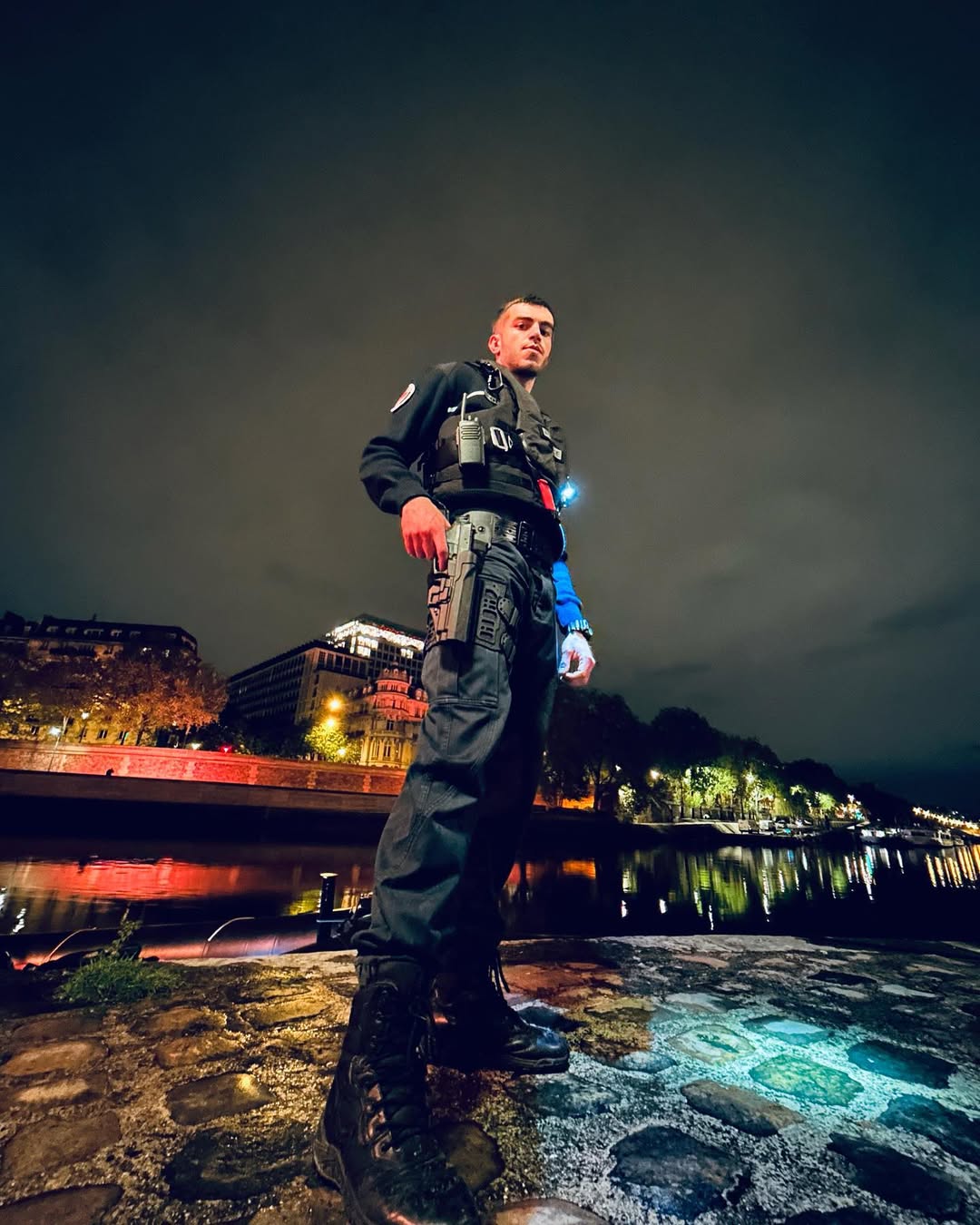 Si on m’avait dit un jour que j’allais jouer dans un film de requin à Paris… mais bon tout est possible avec El Padre del Niño @xavier_gens_ 😂❤️
Merci pour ta confiance et de m’avoir permis de vivre cette expérience hors du commun ! 🙏🏼
Bravo à toute l’équipe du film pour tout ce travail énorme, merci pour cette aventure incroyable,
Sous la seine totalement dispo sur Netflix !🦈🦈