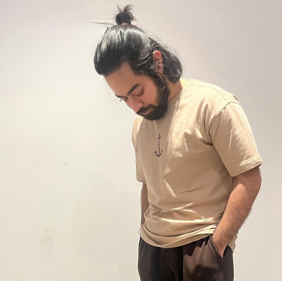 Last pic is ❤️ 2nd pic is 😋
Man bun looking good ?