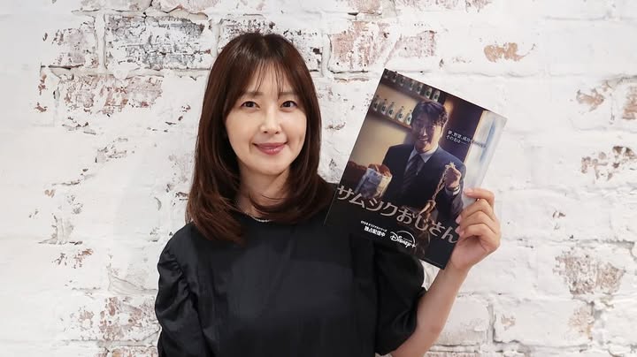 ソンガンホさんの初ドラマ作品、サムシクおじさん。いわいる韓国ドラマあるあるが全くなく、俳優陣の素晴らしい演技と丁寧な描写に没入してしまった。情に厚く妙な魅力があるおじさんと苦境な国を良くしたいと夢をもつ男が、最後どうなるのか。ソンガンホさんの凄さを改めて感じられ、次の展開が気になって飽きない、すごいドラマです!!
#サムシクおじさん
#ディズニープラス
#PR
#삼식이삼촌
#송강호 선배님