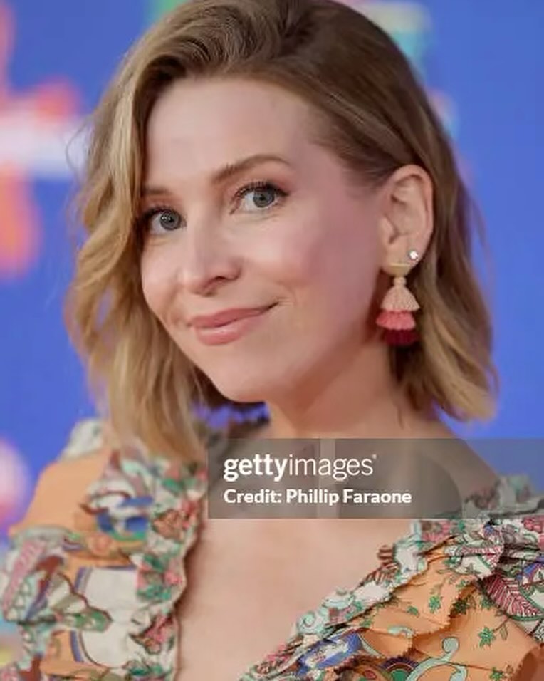 Oh! The @nickelodeon KCAs last night were such a ridiculously fun time! Adored being with my @nicktheloudhouse fam and walking the orange carpet 🧡
Huge shout out to the amazing fans that have supported our show. We truly love and appreciate you 🥰
👗 : @lovethelabelnyc
💇♀️ : @sandrashowershair
💄 : me w/ @ericataylor2347 tutorials 😜