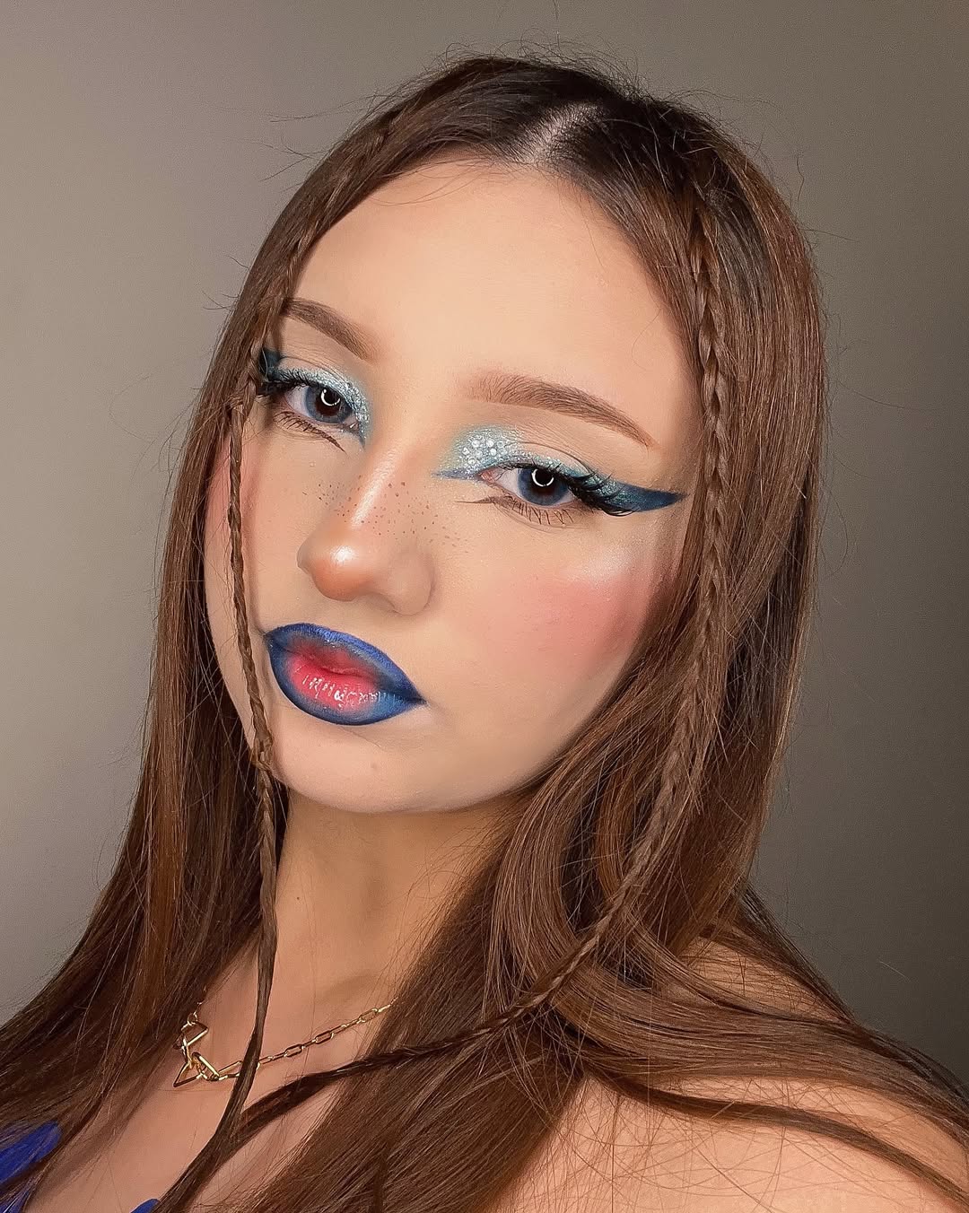 Makeup inspirado en @yerimua 💙🤍 del video de ducati🔥 espero les guste!<3
Sígueme para más: @gygykitty🍓
•
•
•
•
#makeup #makeupartist #mauquillaje #yerimua #makeuplooks #makeupinspiration #maquillajeinspirado