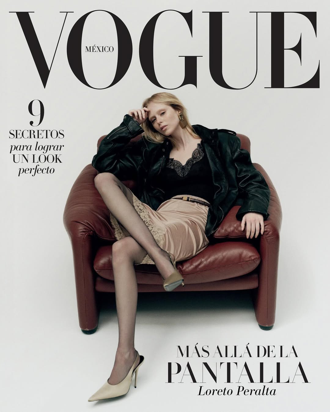 Pinch me 🖤 August cover for @voguemexico. Me da muchísimo emoción compartirles mi primera portada de Vogue. Eternamente agradecida por el espacio que me dieron Vogue México para conversar con ustedes sobre esta etapa de mi carrera
Gracias @karlamartinezdesalas
Fotografía: @wardivanrafik
Realización: @marinagallo_m
Entrevista: quenosoymafer
Peinado: @annesofie.begtrup
Maquillaje: @nolwenn_quintin usando productos de @lancomeofficial
Digitalización: Helene Huet
Producción: @mona_.perron @souzadavid
Head of Editorial Content: @karlamartinezdesalas
@getagencia