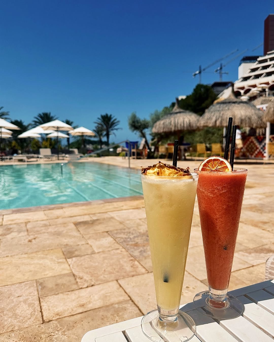 Poolside paradise at @calasanmiguelresort 🍹🌴