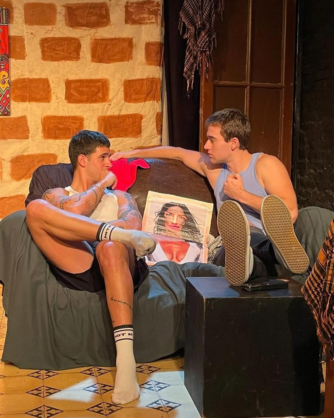 Despues de dos meses haciendo esta increible obra de teatro, este sabado tuvimos la ultima funcion de @quefachamos Gracias @sequiteatro por confiar en mi para interpretar a “Esteban”; personaje que me llevo en el corazon para siempre. A @manu.acebo @coutureivan @juaniipedrouzo @santiago.iglesias1 por ser un elenco increible y hacer de esta obra un disfrute constante.
Gracias a todos los que vinieron a apoyar y a disfrutar de esta comedia con nosotros