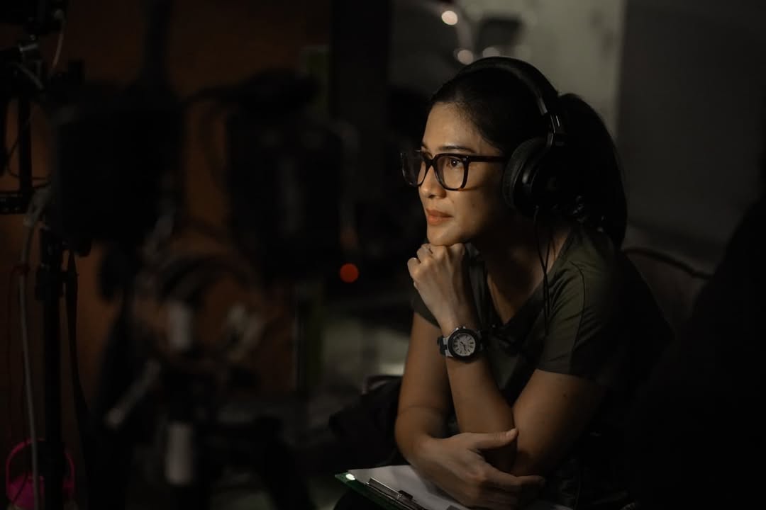 A trip down memory lane karena kemarin salah satu short movie yang aku direct, "Dini Hari", tayang di Cinerillaz @joylandfest and I hope everyone loved the movie! Looking back to the making process of "Dini Hari" dan juga "Nougat", short movie yang aku direct pas pandemi, It was such an experience untuk bisa berkarya di belakang kamera dan membuahkan hasil yang bisa di nikmati banyak orang. I've returned to the director's seat kemarin untuk mempersembahkan short movie berjudul "Kotak" untuk event @indonesiabertutur yang akan premiere besok di program Layarambha at TONYRAKA Art Gallery jam 7 malam waktu Bali! This piece means so much to me as it became one of my self actualization journey this year to make peace with my inner child, I truly hope you guys would love the movie as much as I do. I'll see you all tomorrow at the premiere ❤️
#filmkotak