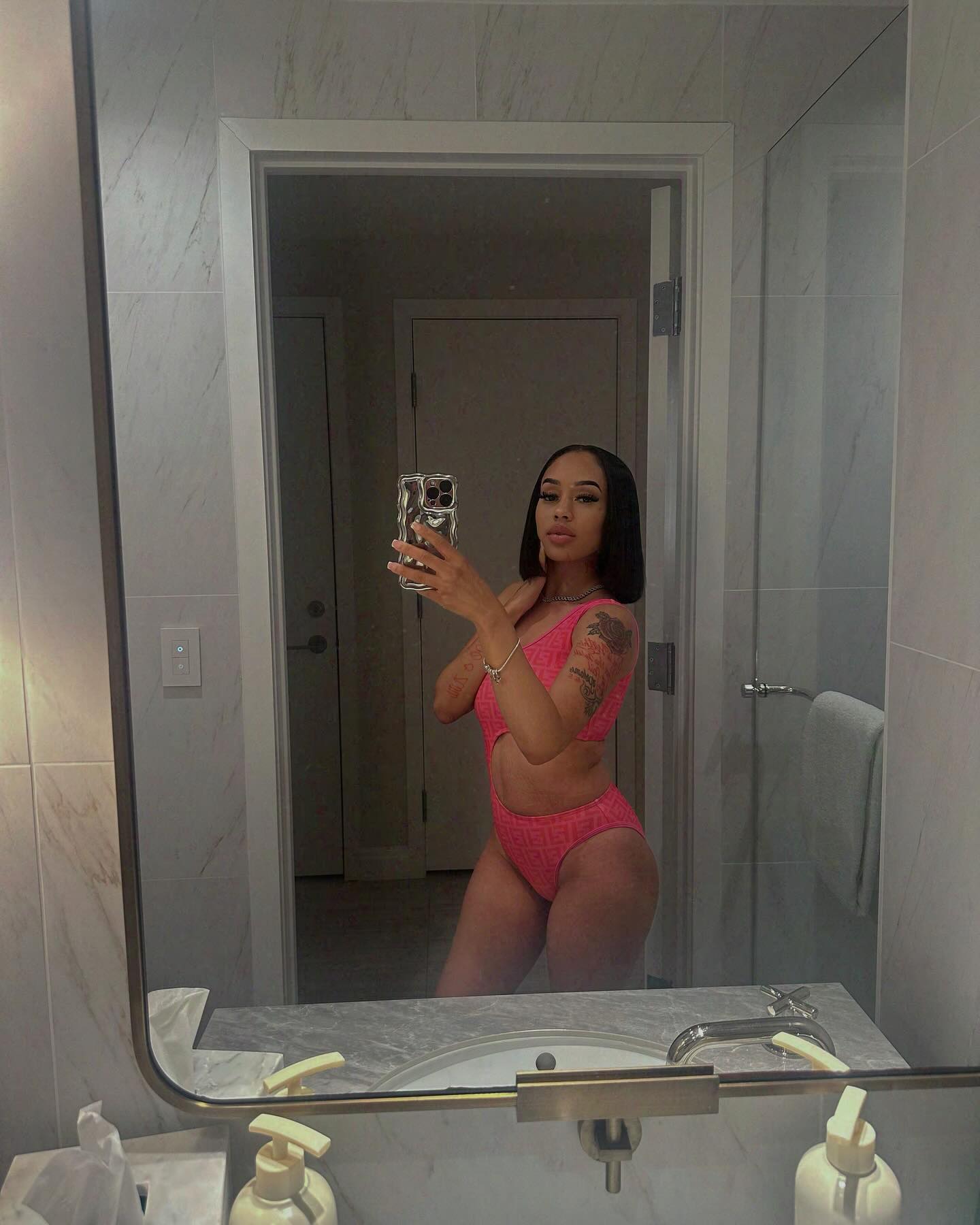 pretty face with a Barbie doll body 👄