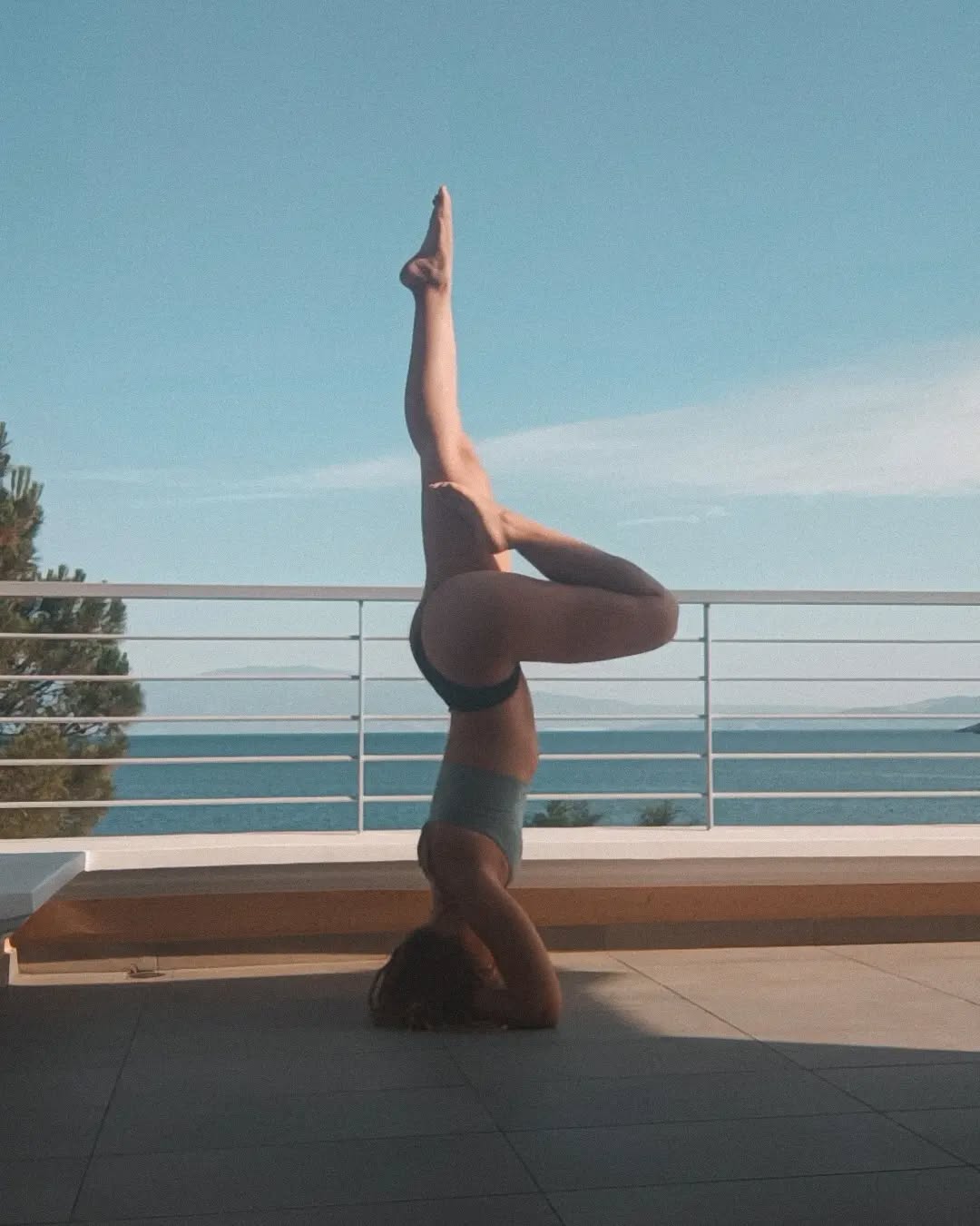 Upside down is my happy place 🙃
#yogaphotos #inversion #headstand #yogapractice