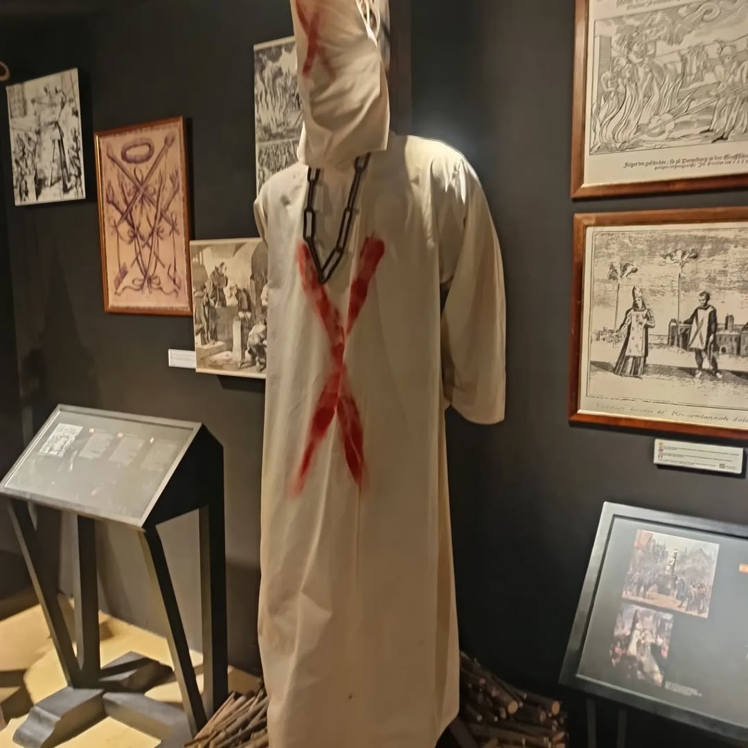 @taniacallejag para no mojarnos que mejor que un museo poco más y empezamos a utilizar estas cosas para los monstruos que llevábamos 😝
