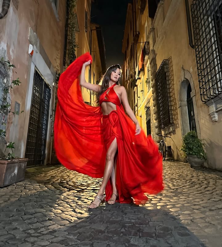 a moment for the dress 💃🏻
📍 #emilyinparis
