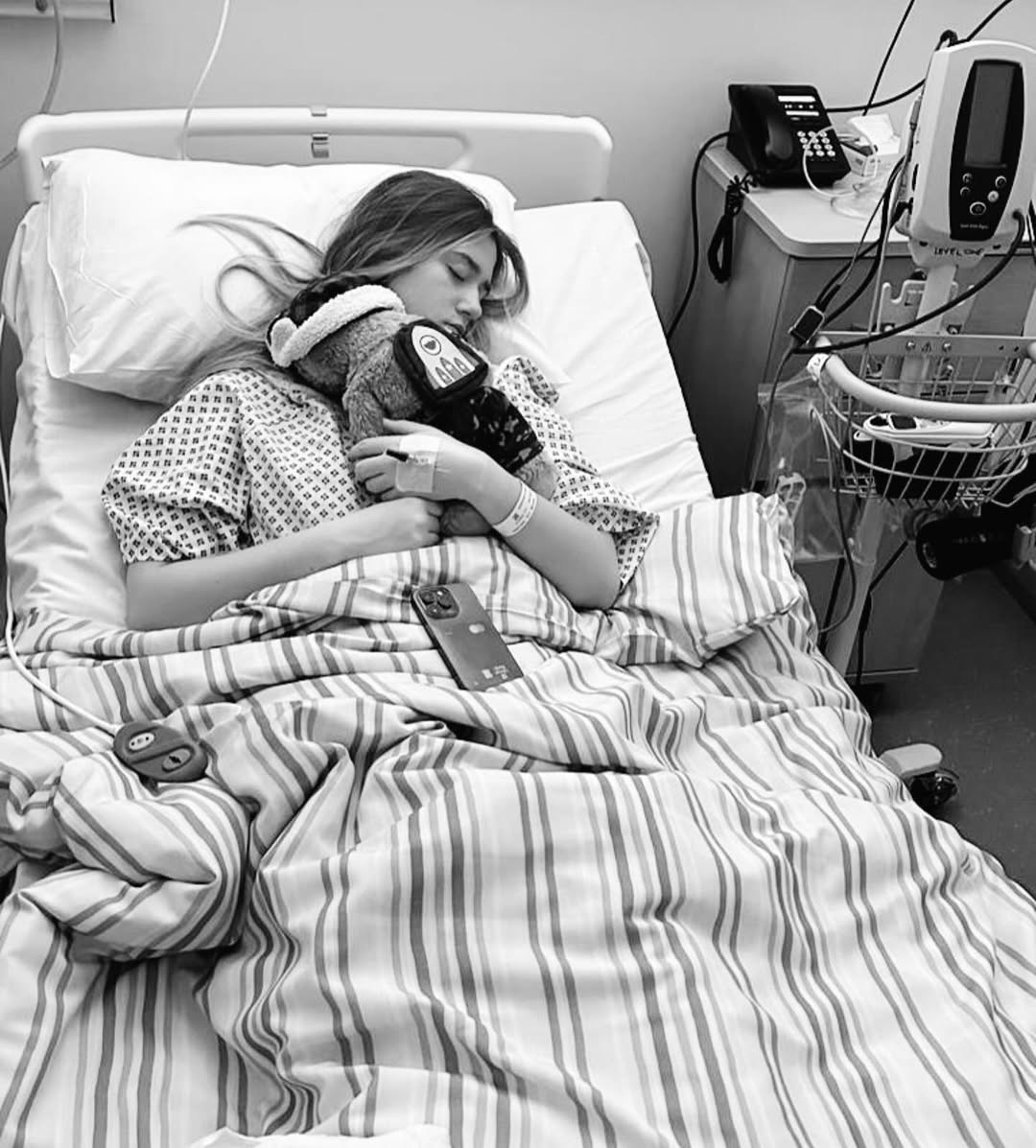 𝟐/𝟏𝟎/𝟐𝟑- 𝟐/𝟏𝟎/𝟐𝟒
today officially marks 1 year since i tore my ACL. This past year has been a long and challenging journey, filled with countless hours of rehab in the gym and moments where I didn’t think i could do it anymore.
Sleepless nights, constant pain and physiotherapy became my new norm and it’s something i really struggled to get used to, especially watching the team play without me.
There’s been days and months when the progress felt slow, but now I can finally see the light at the end of the tunnel, and I’m counting down the days until i’m back doing what I love.
This is one of the hardest things i’ve gone through- mentally and physically but i’m working hard every day to make my comeback.
i’m grateful for every person i’ve had by my side who are helping me get through this injury.
⏳⏳
