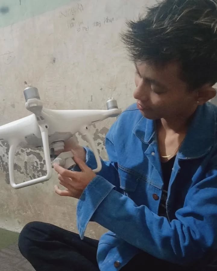 Ku ingin terbang tinggi
Hilang jauh di balik awan
Agar luka tiada ku rasa
Biar duka sirna terasa
Tlah kuhabiskan ruang dan waktu
Tertepis bayang diri penuh rindu
Bisakah waktu ku putar jauh
Agar semua tak pernah ada
#agungputrapratama1998