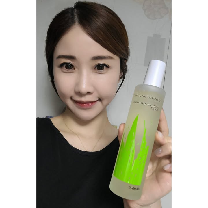 청미청 알로에 토너 !
예민한 지성, 복합성피부, 임산부도
사용하기 좋은 흡토 청미정 토너 ~
섬유질+아미노산+비타민+미네랄
-피부영양, 보습
알로에마쿨라타추출물
-보습, 진정
@chungmijung.official
깔끔한 펌프용기로
끈적임 없고 산뜻하게 발리며
흡수가 빨리되고 시원 & 생쾌함 ~
무엇보다 자극 zero~
#chungmijung #청미정 #청미정토너 #청미정알로에토너 #알로에토너 #토너추천 #스킨추천 #지성피부스킨케어 #임산부스킨케어 #민감성피부토너 #민감성피부스킨 #뷰티인스타 #뷰티스타그램 #화장품 #화장품그램 #화장품추천 #인생템 #뷰티 #뷰덕 #코덕 #코덕그램 #뷰티템 #데일리템 #필수템 #데일리뷰티 #데일리인스타 #취향저격 #kbeauty #korea #koreabeauty