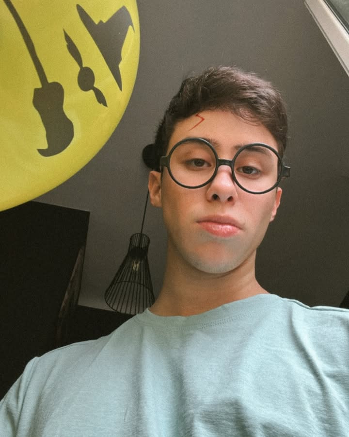 HP HOME PARTY ⚡️
Signori e signori vi presento OLDEMORT .
Alla faccia di chi smette di essere bambino
“Non sei grandicello per le festicciole a tema?”
La mia risposta sarà sempre ed esclusivamente: non si è mai troppo “grandicelli” per essere felici.
Un grazie enorme alla mia principessa @ahsley.mora e a Steve @giorgiapulua_ per aver organizzato questa bellissima festa❤️
Ps: vorrei anche ringraziare @beyonce
(Meglio ringraziarla a prescindere per sicurezza)
.
.
#birthday #23 #harrypotter #festa #oldemort #party